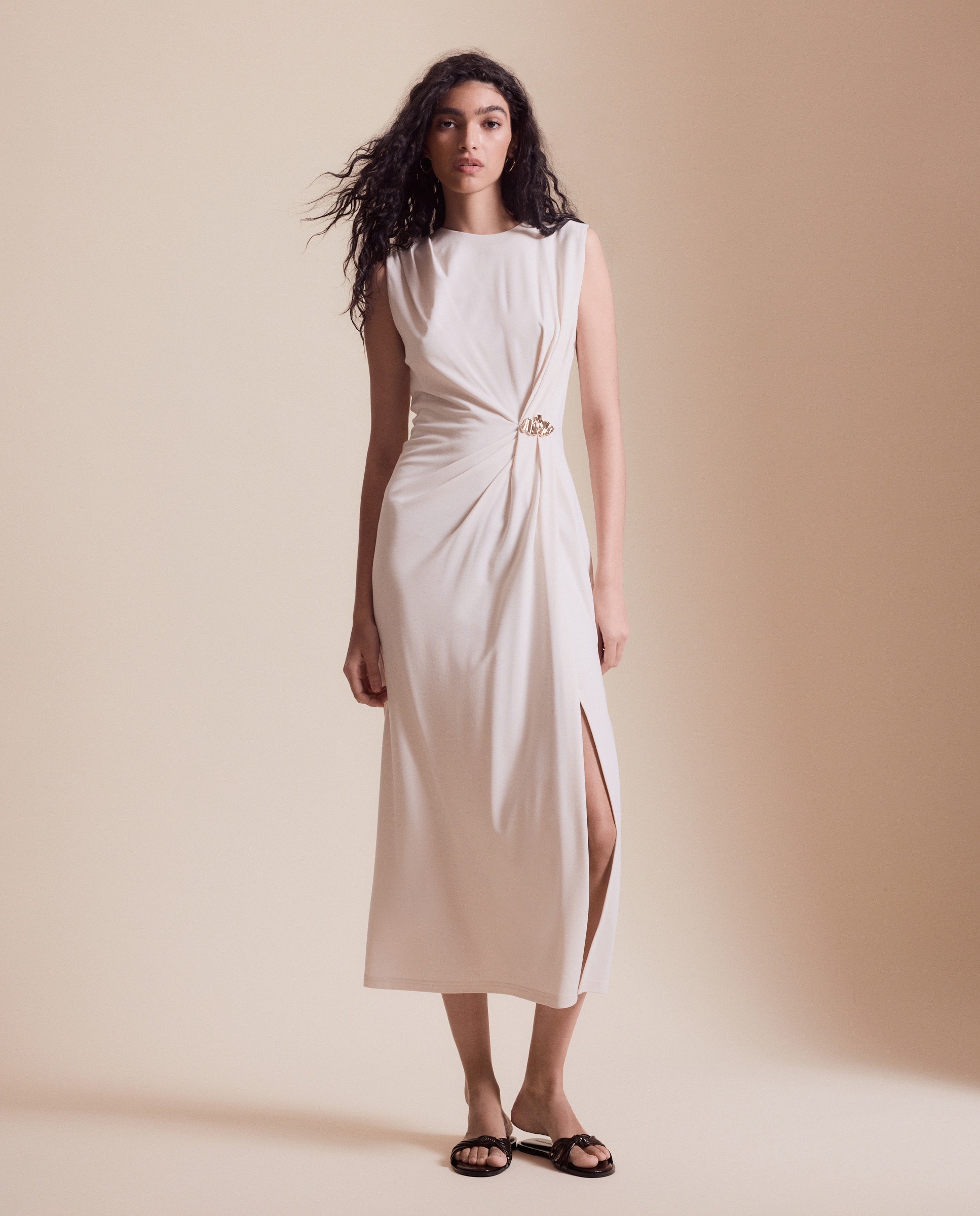 Imagem 0 de Vestido Midi sem Mangas com Pregadeira