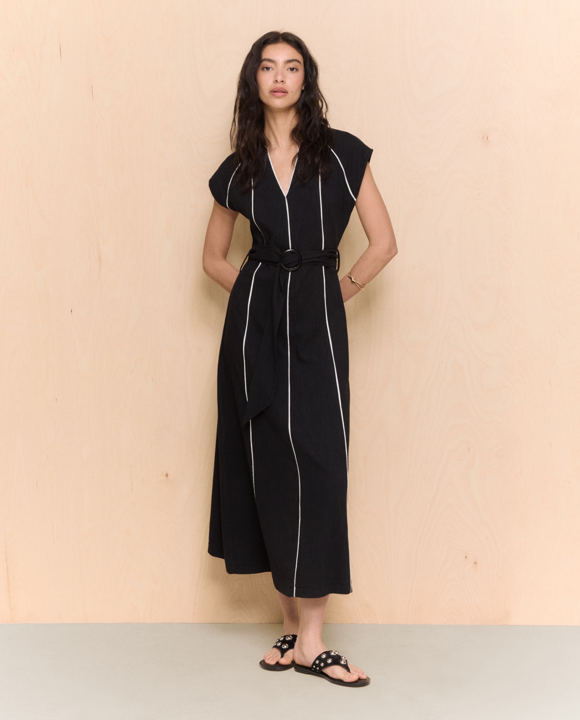 Imagem 0 de Vestido Midi com Vivos em Contraste no Cinto