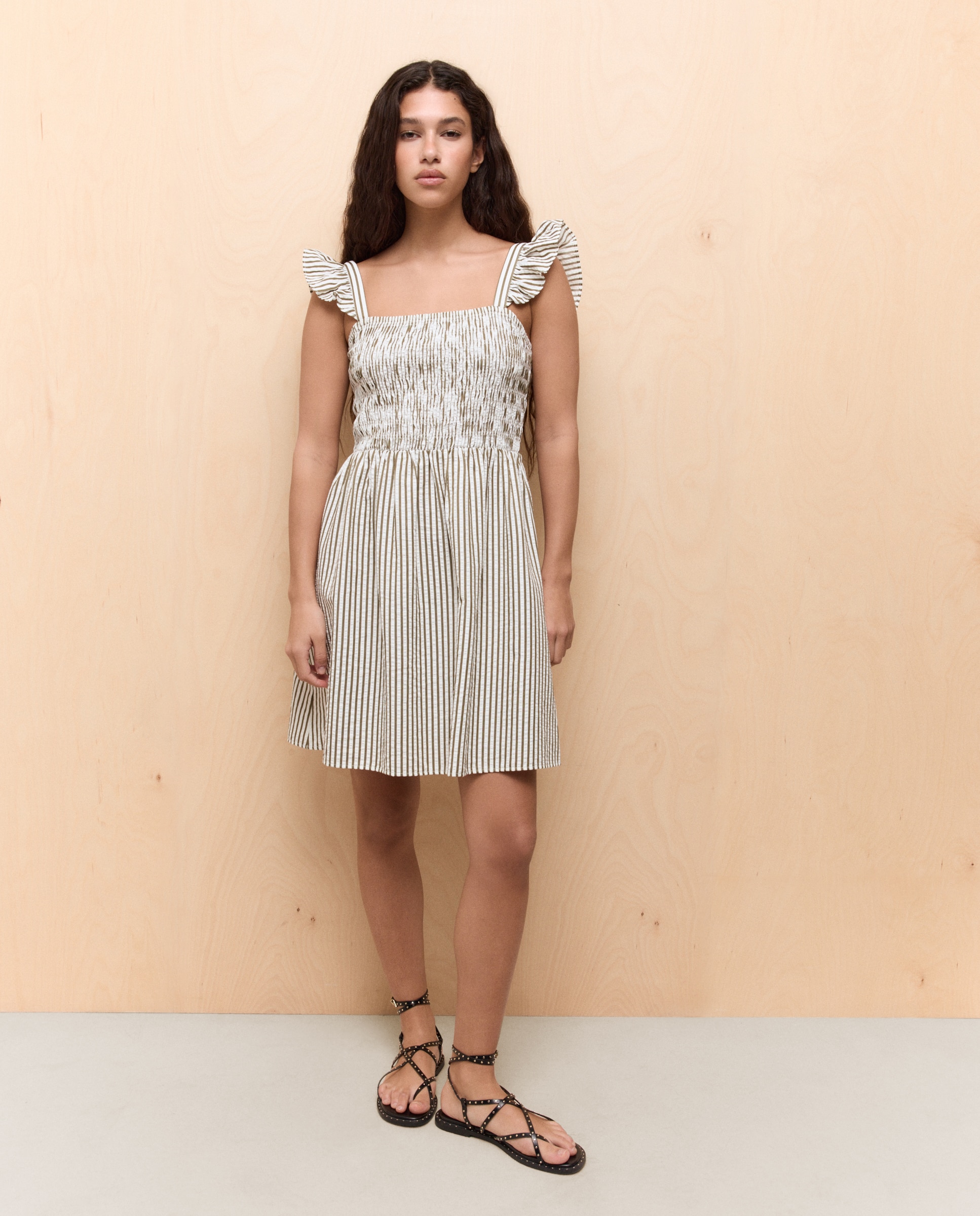 Imagem 0 de Vestido Curto com Favos de Mel
