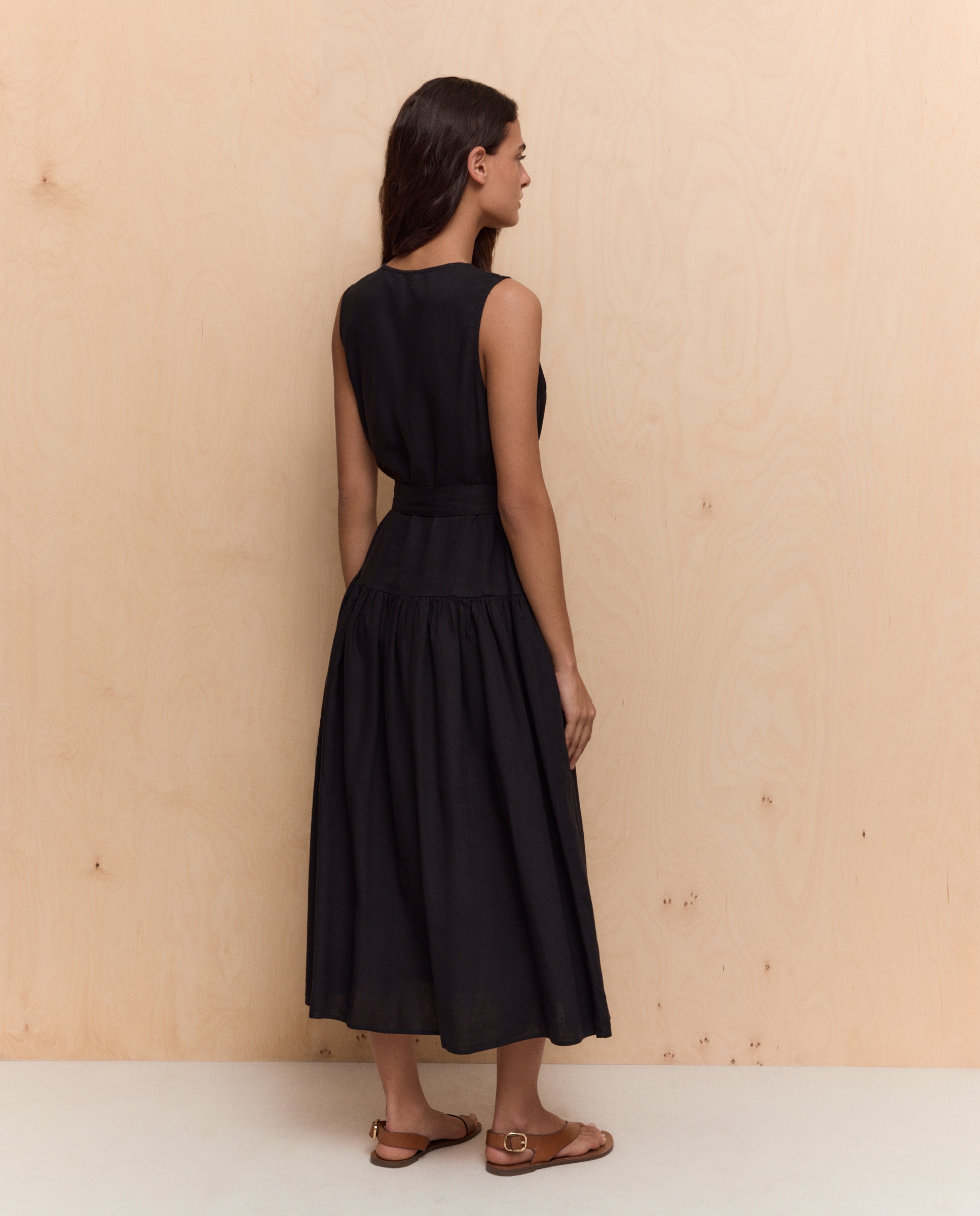 Vestido de Linho com Cintura Baixa Preto-3