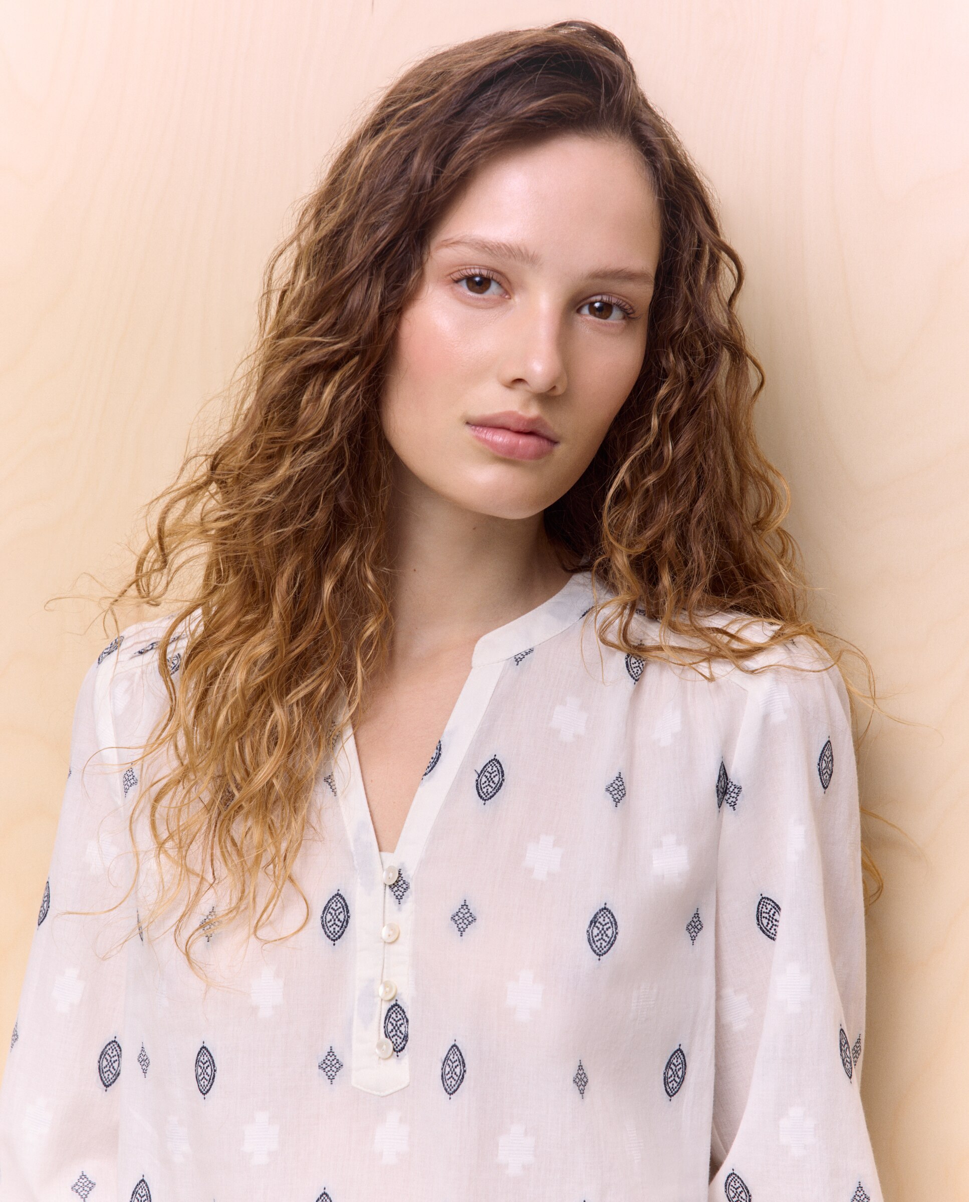 Imagen 4 de Camisa de mujer bordada - Easy Wear - Añil 120 Crudo