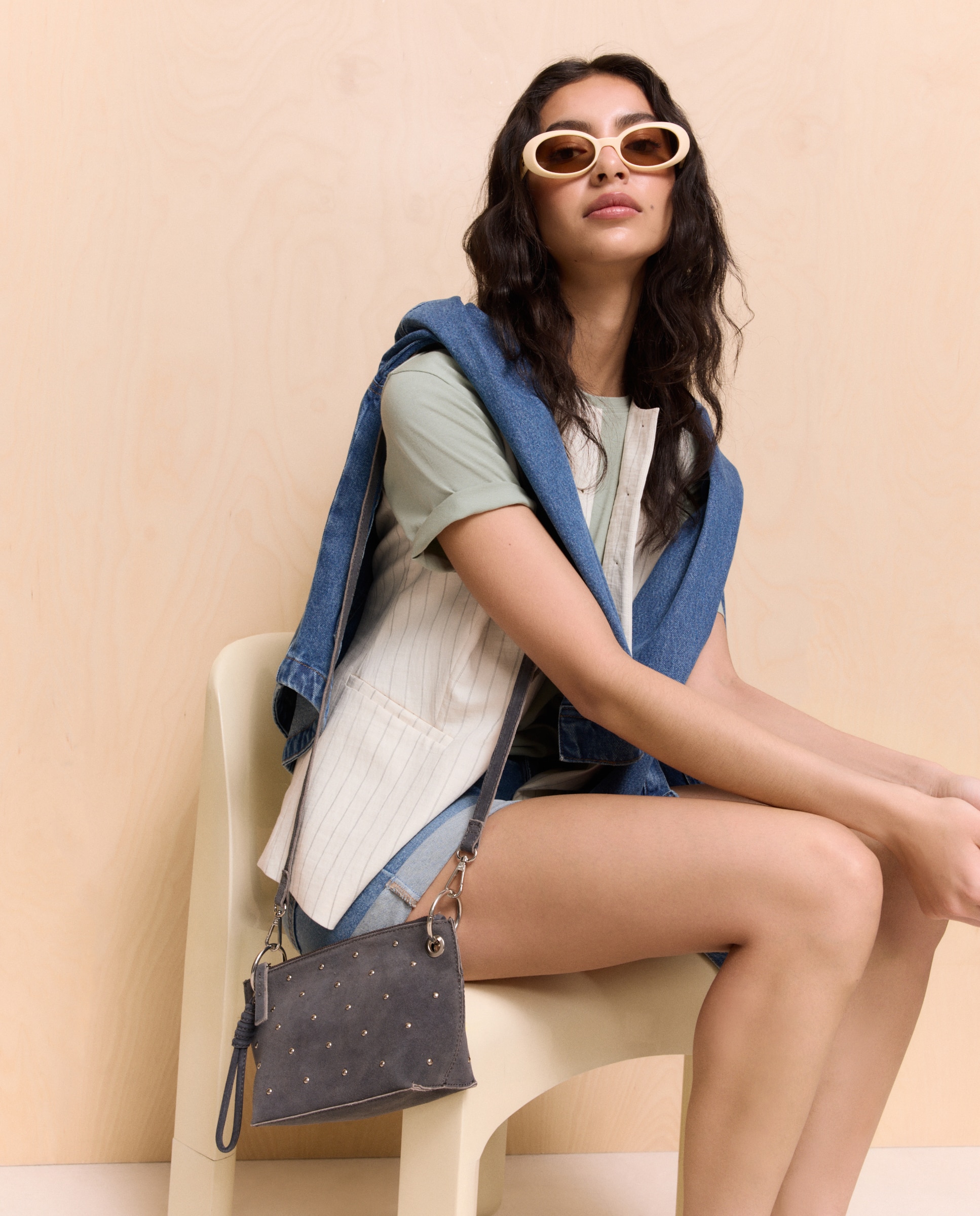 Mala a Tiracolo em Pele com Tachas 820 Cinzento Médio-6