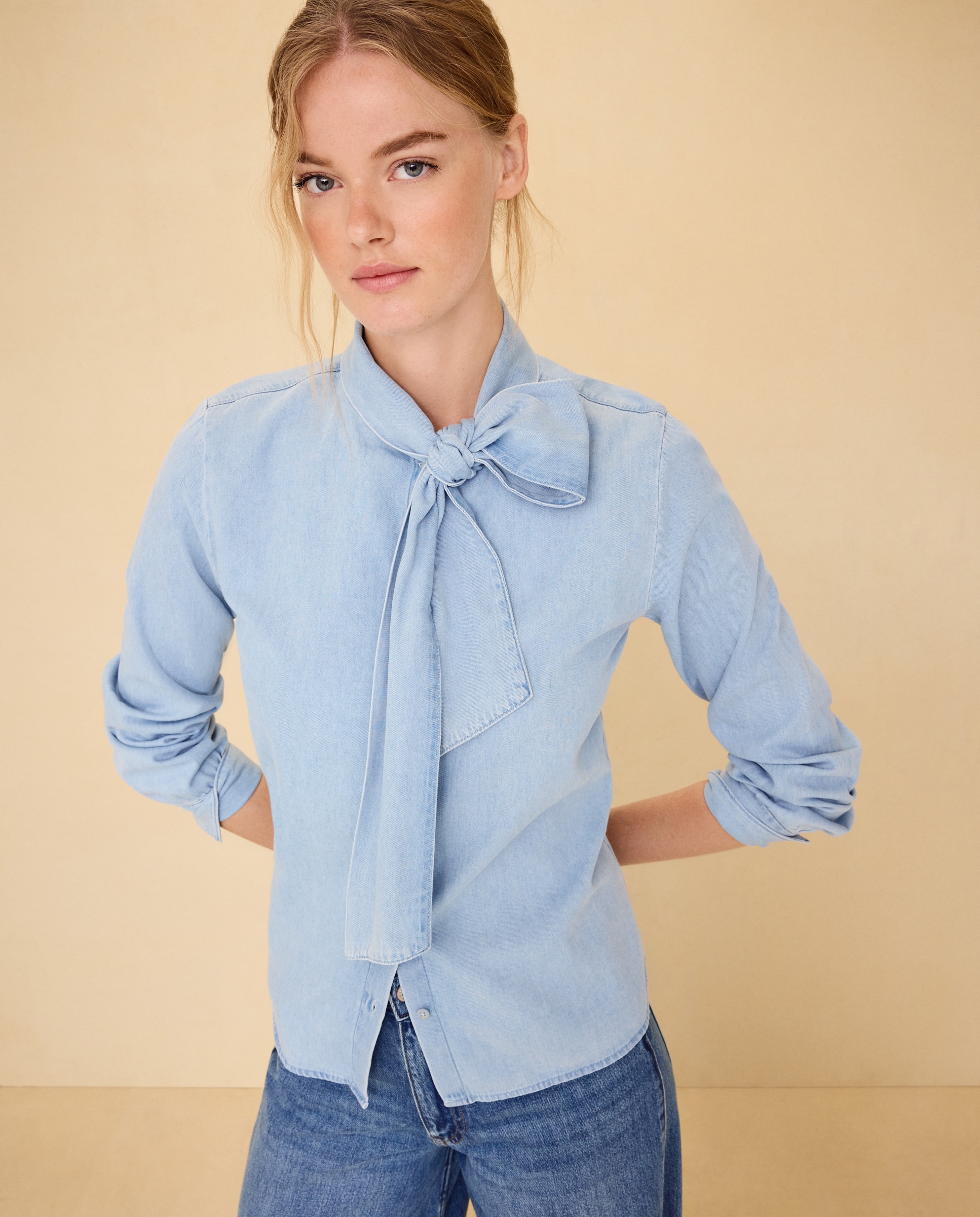 Imagen 0 de Blusa vaquera de mujer con lazada al cuello Cerúleo