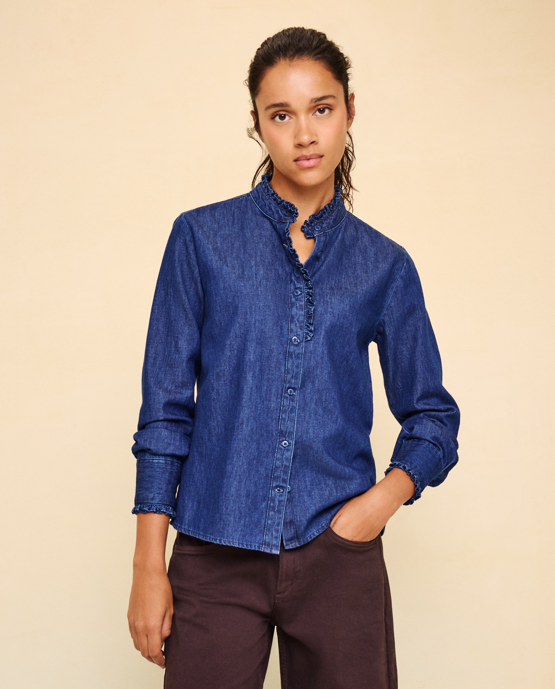 Blusa vaquera de mujer con volantes en torno a cuello y tapeta - Easy Wear - Azul Suave Azul Suave-1