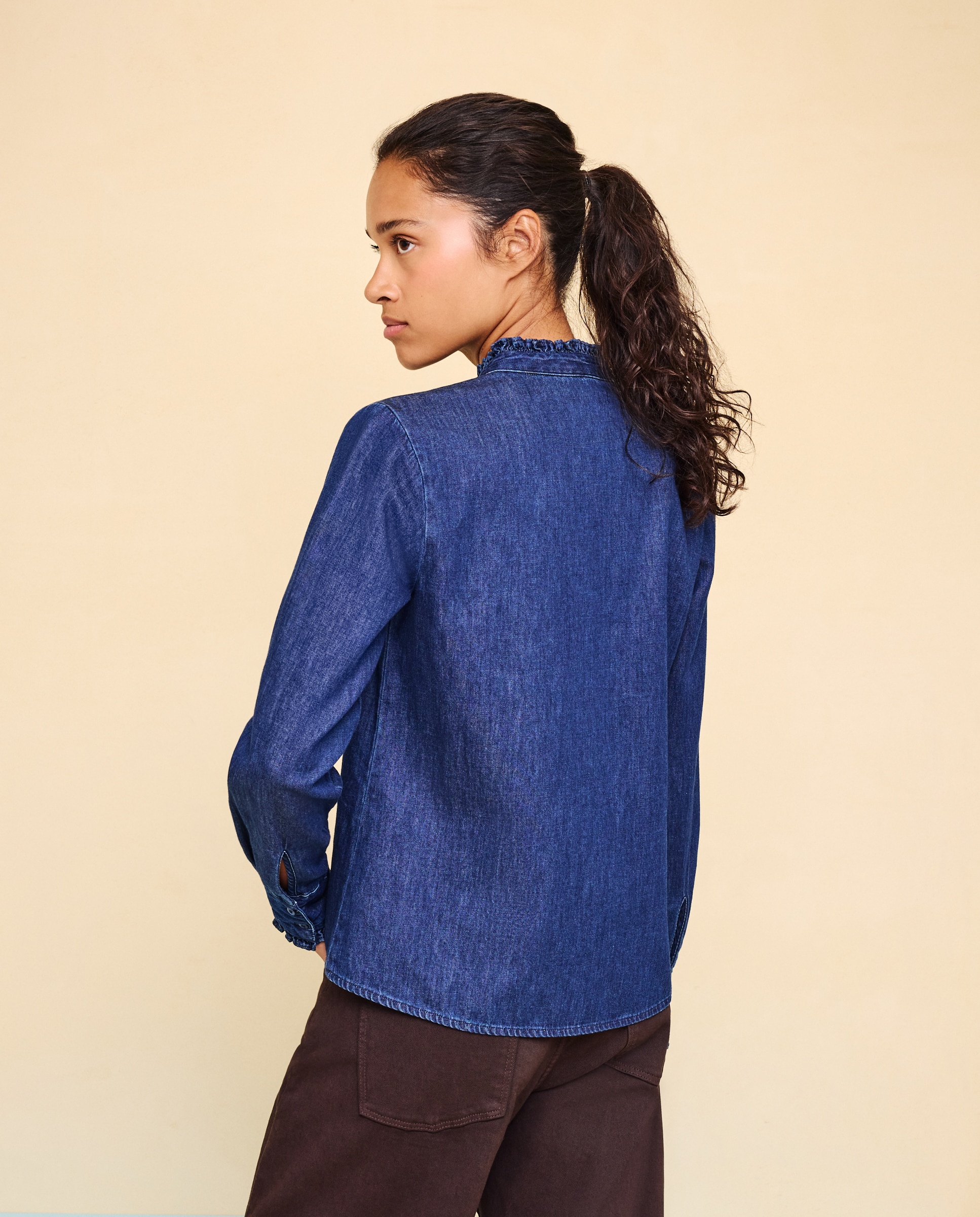 Blusa vaquera de mujer con volantes en torno a cuello y tapeta - Easy Wear - Azul Suave Azul Suave-3