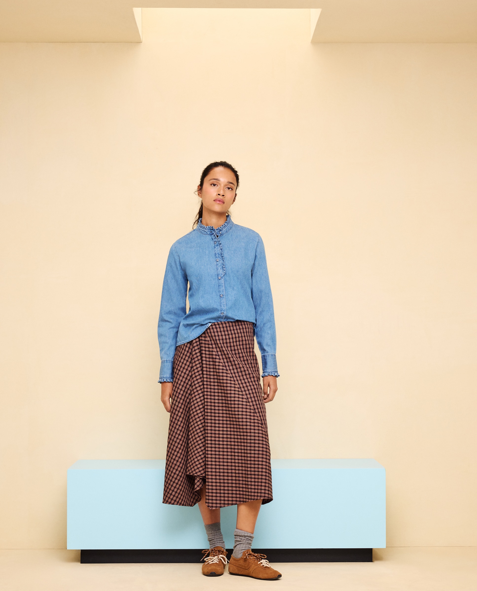 Blusa vaquera de mujer con volantes en torno a cuello y tapeta - Easy Wear - Azul pálido Azul pálido-1