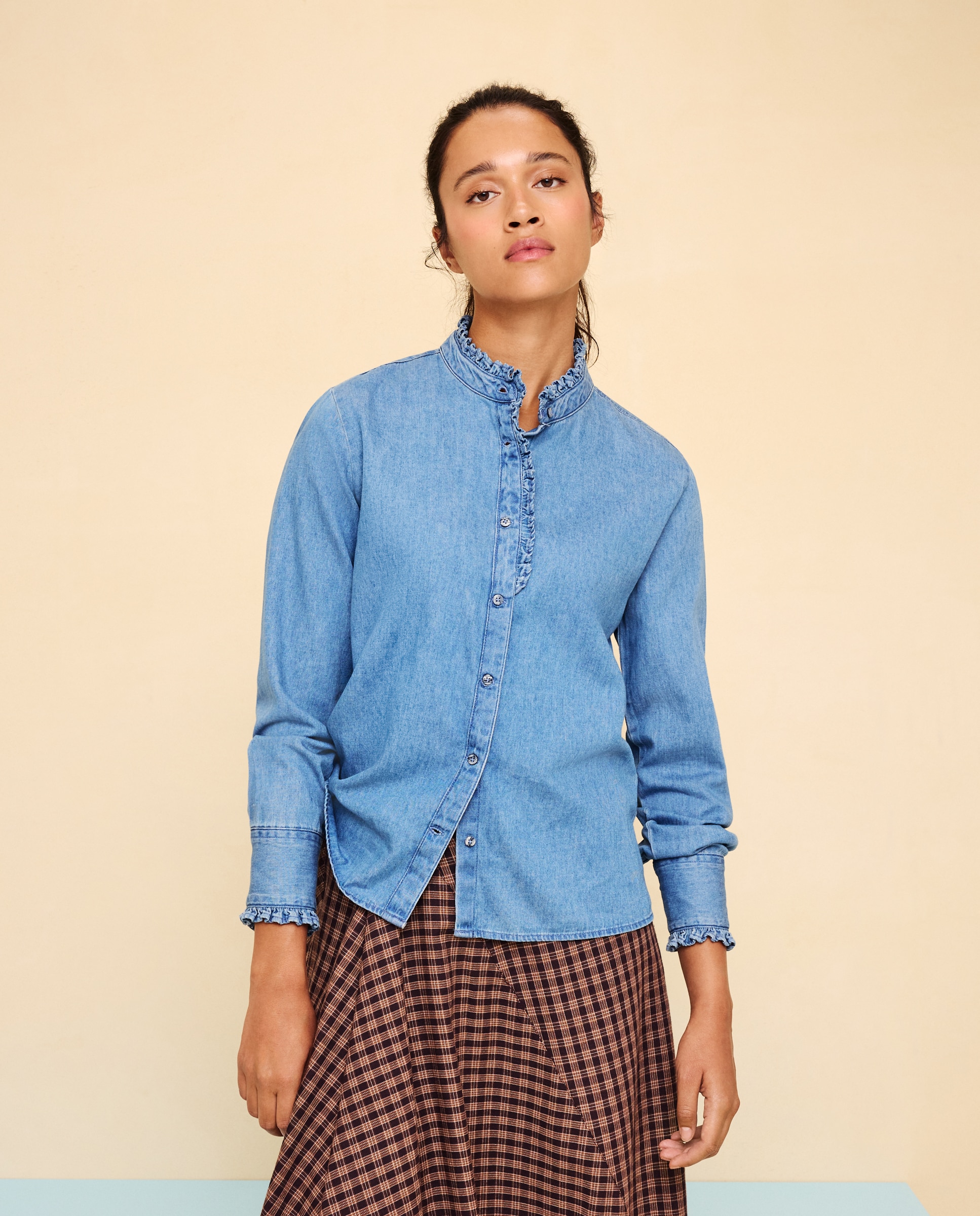 Blusa vaquera de mujer con volantes en torno a cuello y tapeta - Easy Wear - Azul pálido Azul pálido-2