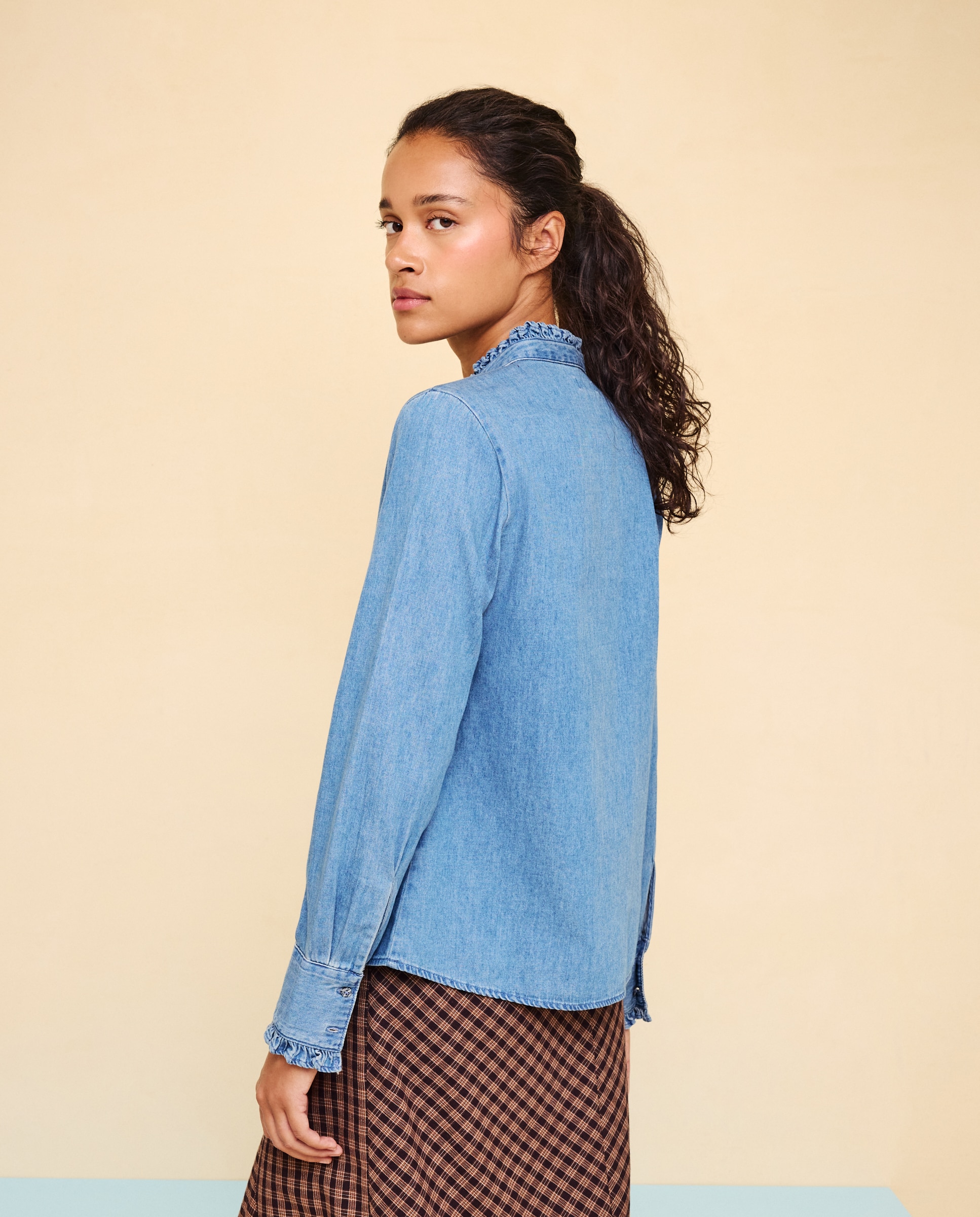 Blusa vaquera de mujer con volantes en torno a cuello y tapeta - Easy Wear - Azul pálido Azul pálido-3