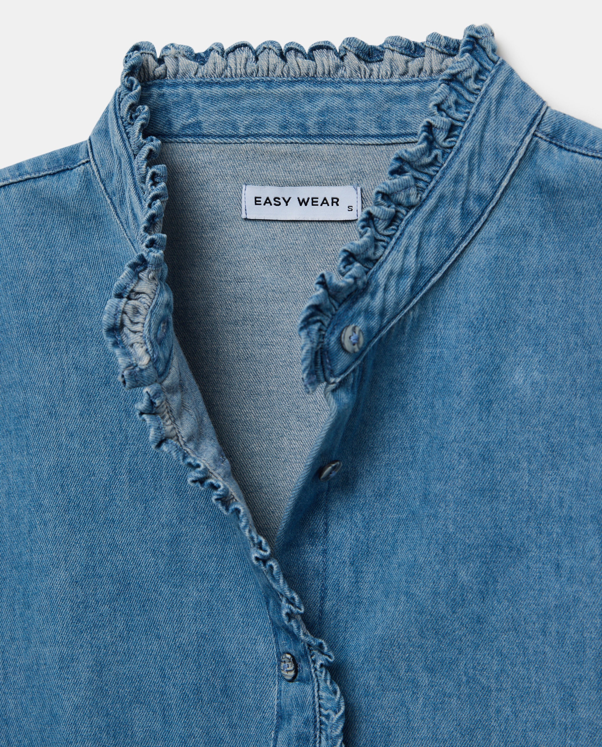 Blusa vaquera de mujer con volantes en torno a cuello y tapeta - Easy Wear - Azul pálido Azul pálido-5