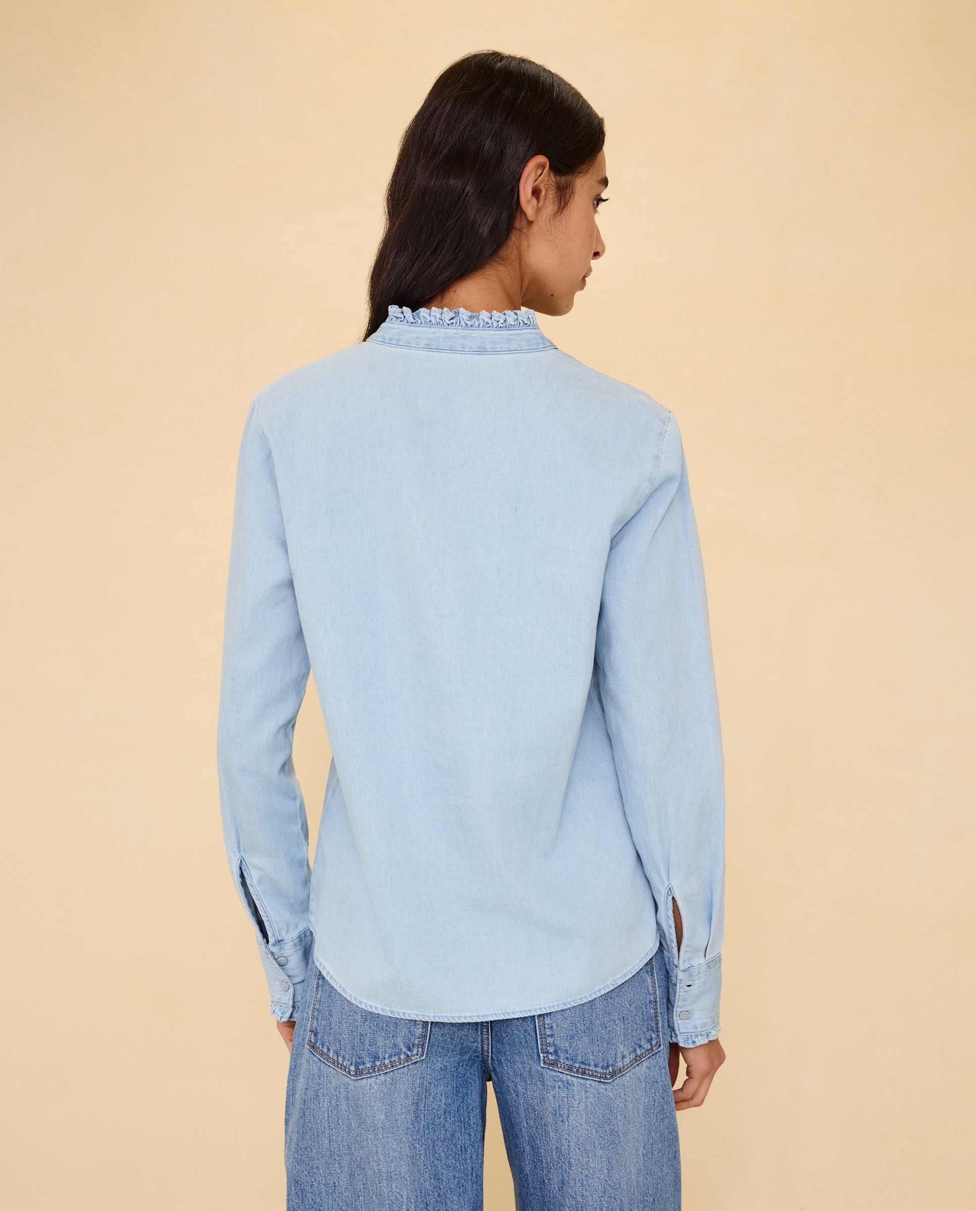 Blusa vaquera de mujer con volantes en torno a cuello y tapeta - Easy Wear - Cerúleo Cerúleo-3