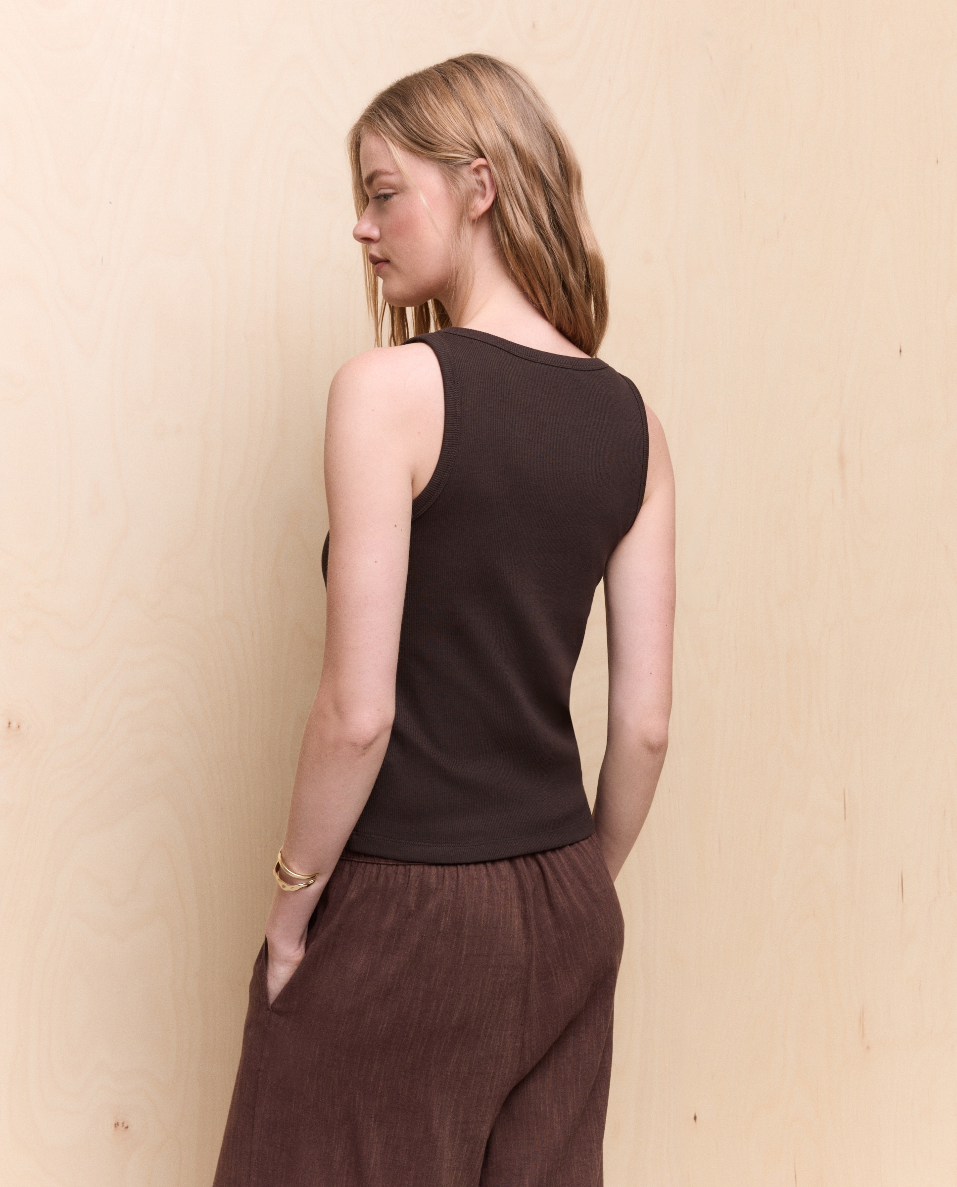 T-shirt de Alças com Decote em Bico Chocolate-3