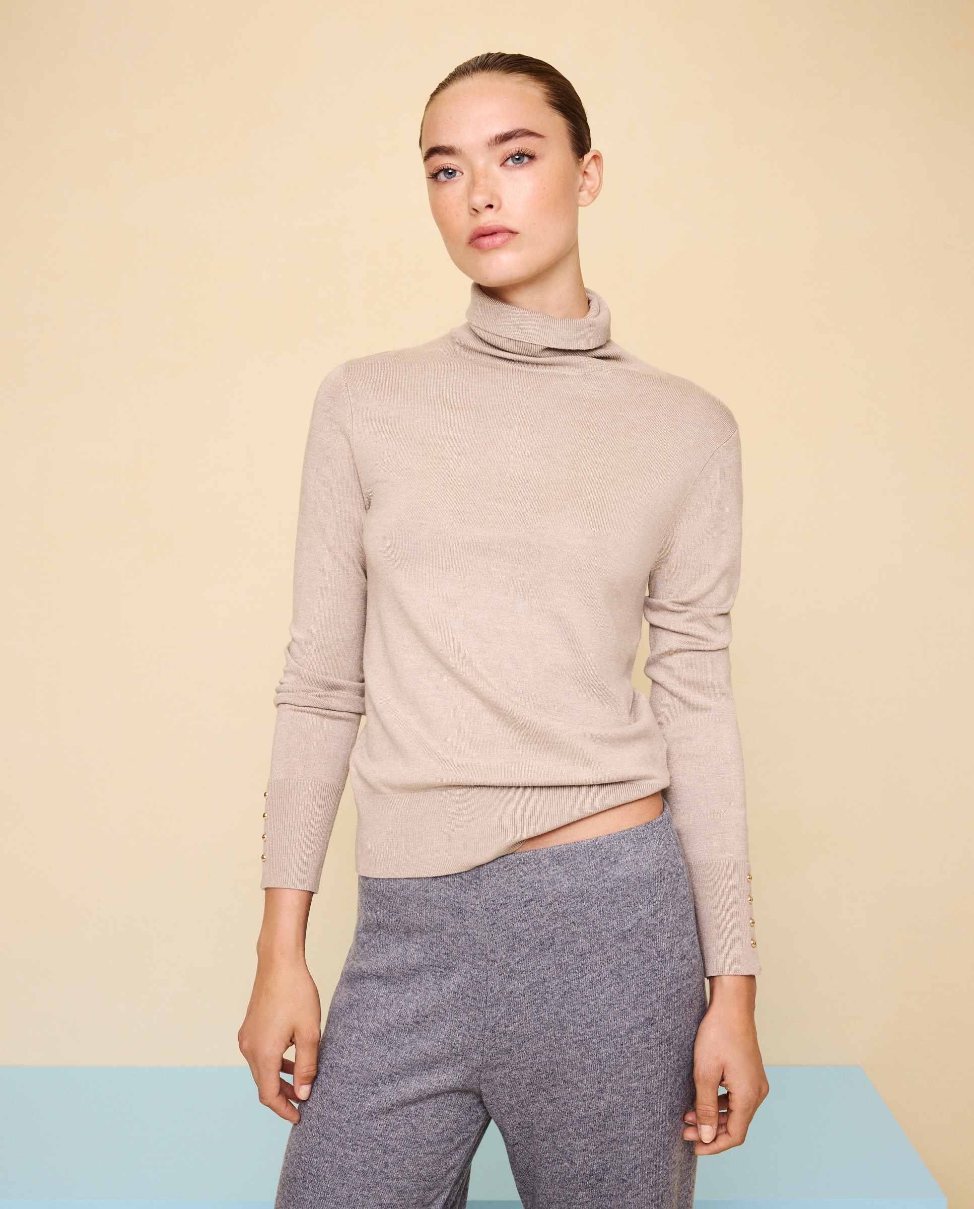 Jersey de mujer con cuello alto y botones en puño - Easy Wear - 850 Piedra 850 Piedra-2