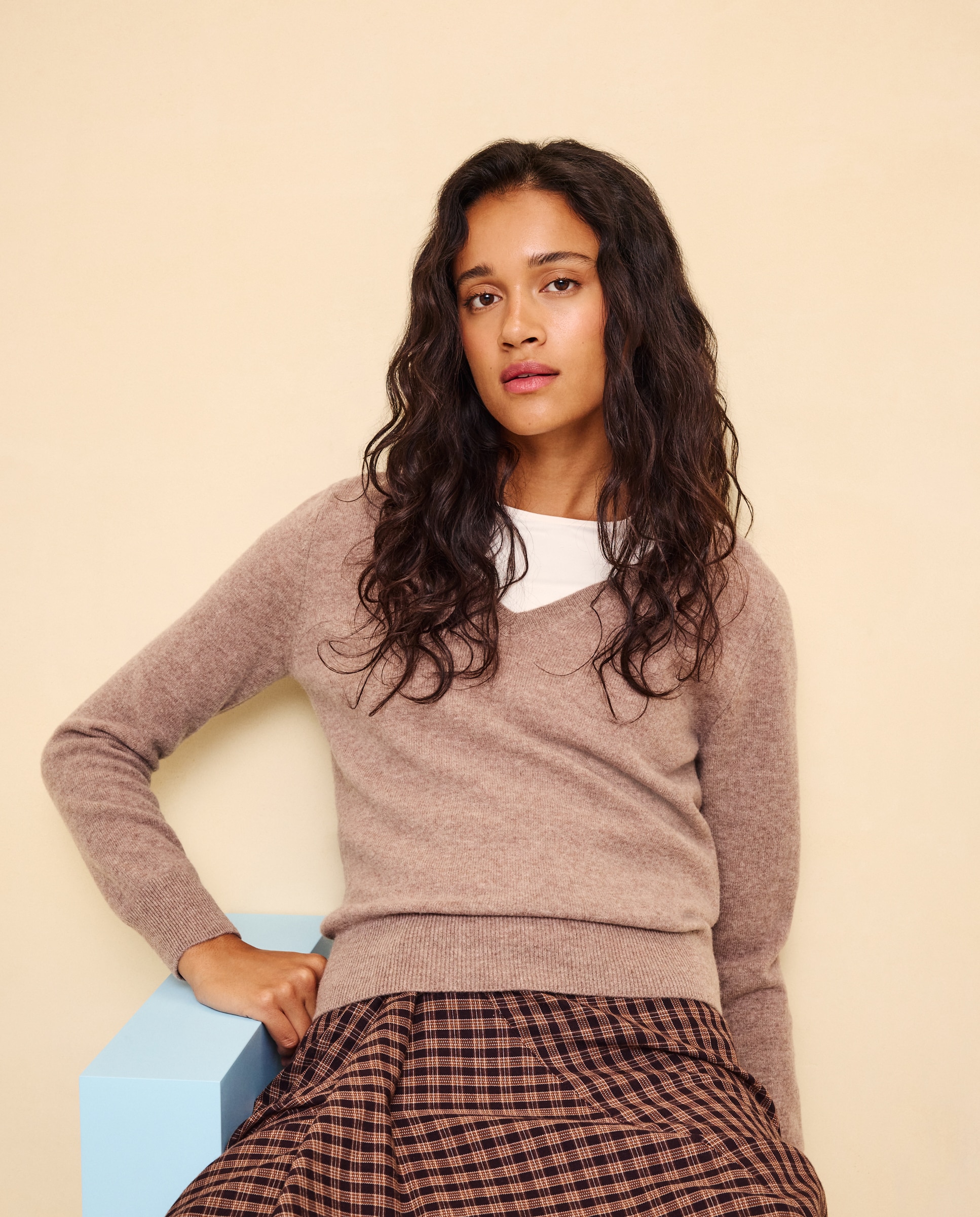 Jersey cuello pico en lana con cashmere de mujer. - Easy Wear - Visón claro Visón claro-1