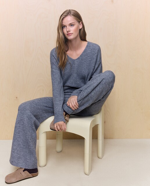 Imagem 0 de Camisola de Malha Soft com Decote em Bico