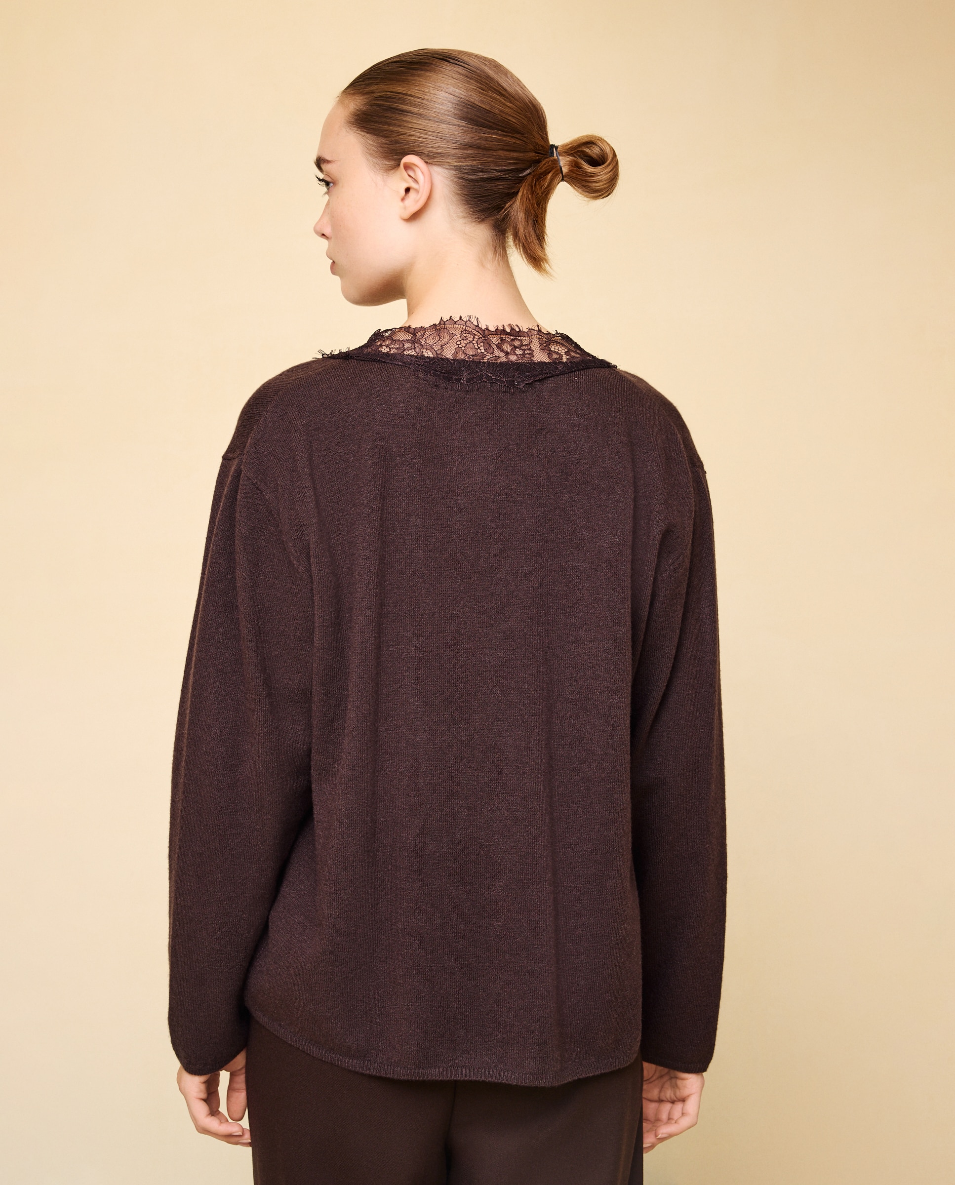 Camisola de Malha com Decote em Bico com Renda Castanho-2