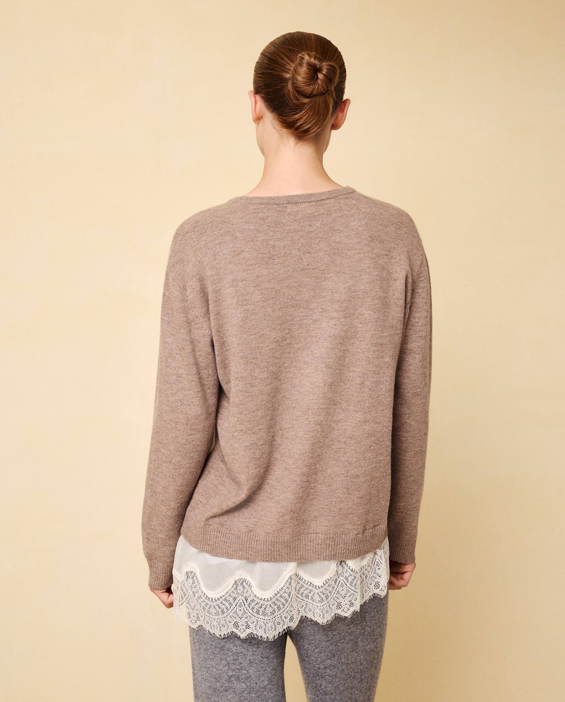 Camisola de Malha de Decote Redondo com Renda na Bainha Vison Claro-3