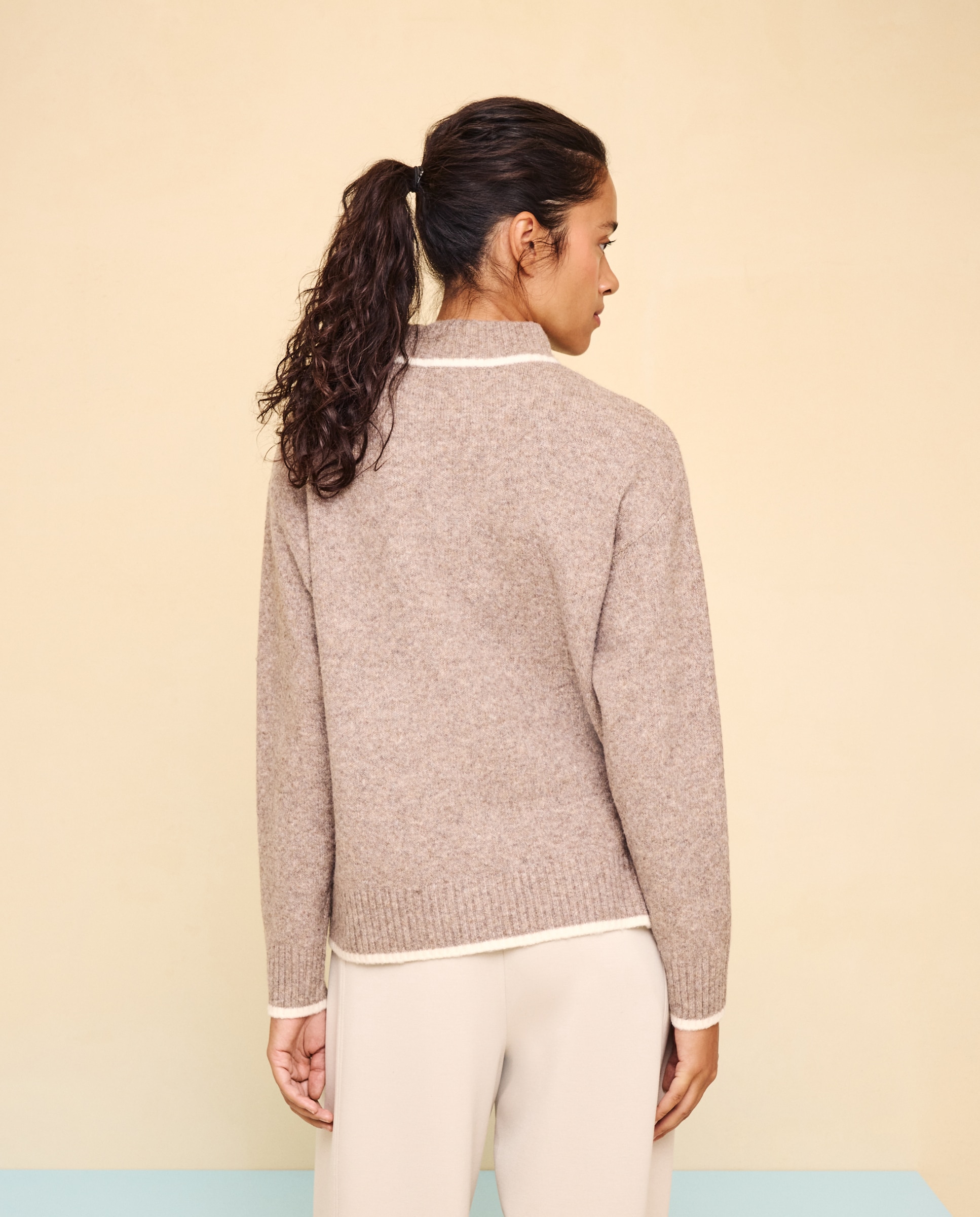 Jersey soft con cuello redondo y detalles en contraste de mujer - Easy Wear - Visón claro Visón claro-3