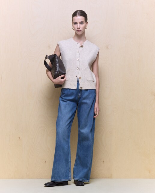 Imagem 0 de Colete de Malha com Botão Metálico