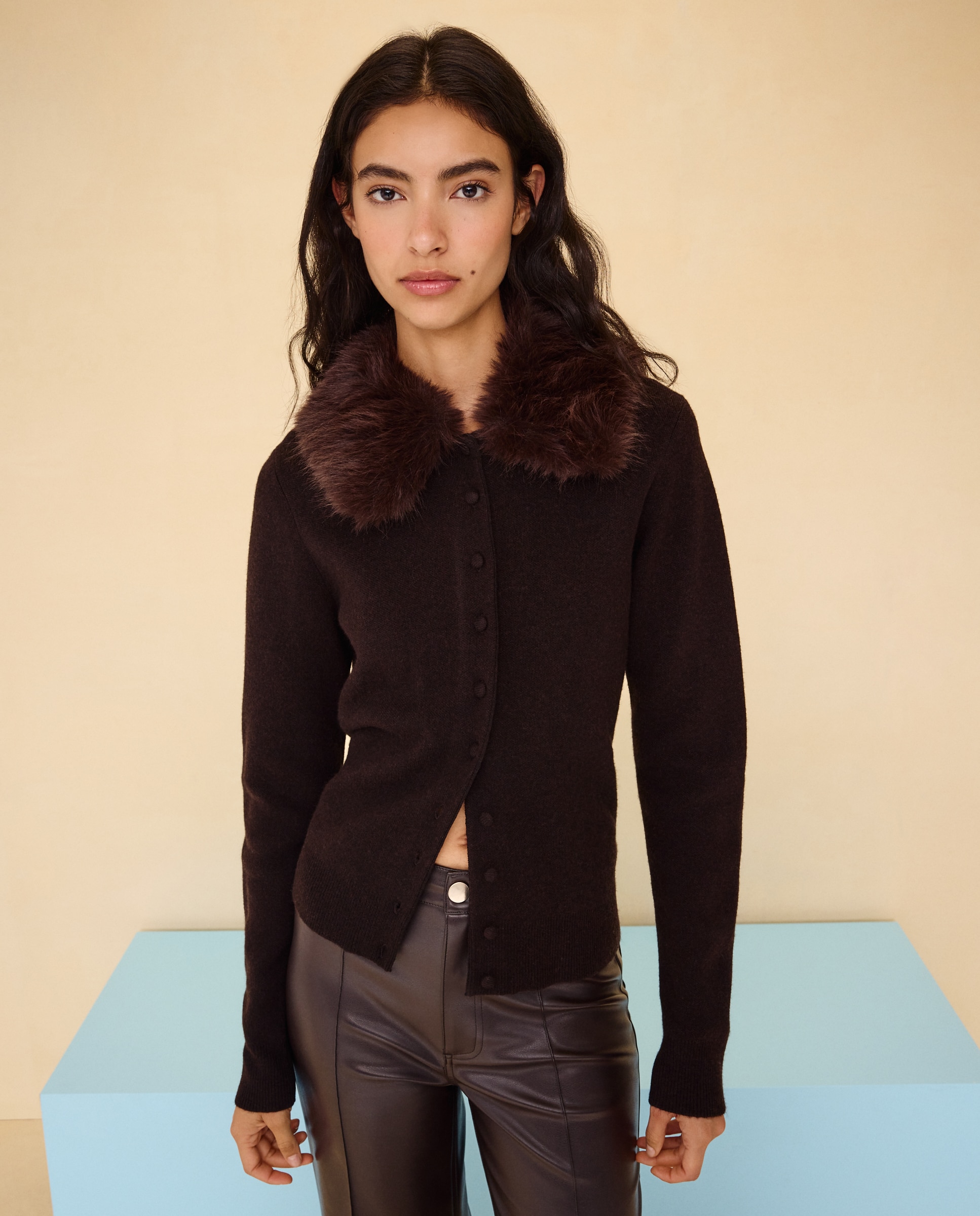 Imagen 1 de Chaqueta de punto con cuello de pelo de mujer Chocolate