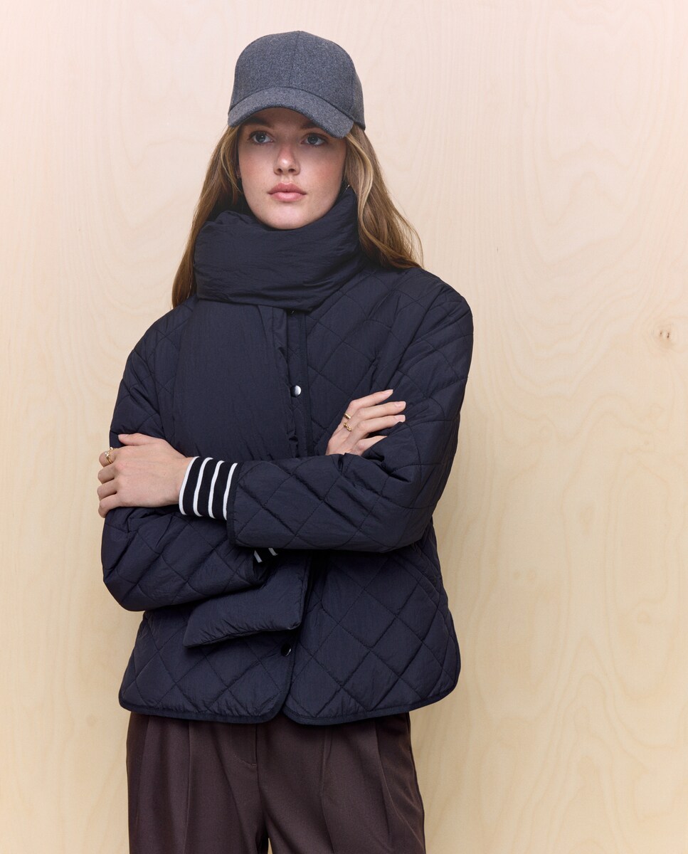 Casaco Acolchoado Até à Anca com Cachecol Preto-4