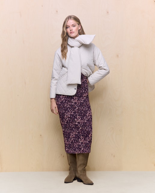 Imagen 0 de Acolchado de mujer largo cadera con bufanda