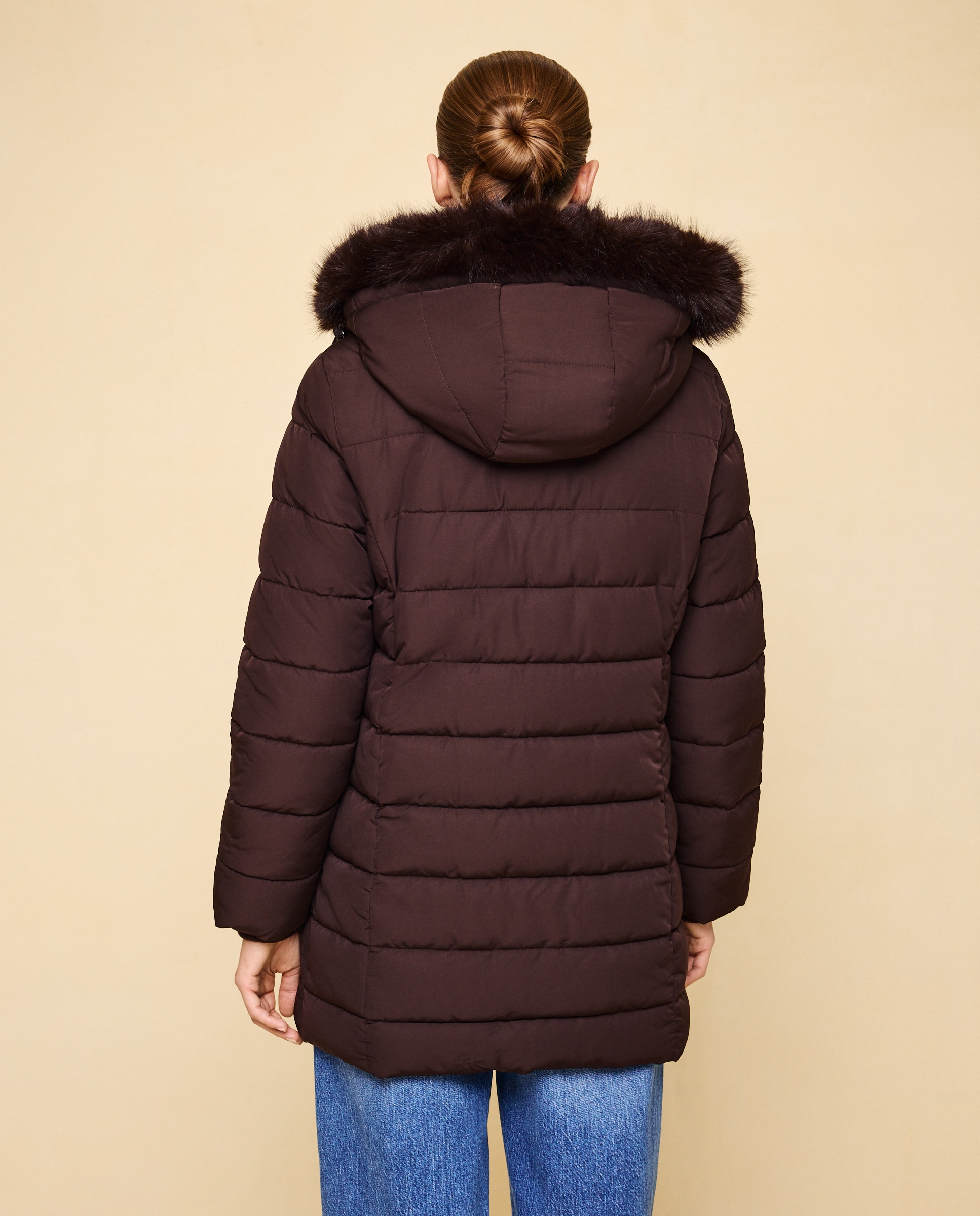 Imagen 2 de Abrigo acolchado midi capucha pelo - Easy Wear - Chocolate Chocolate
