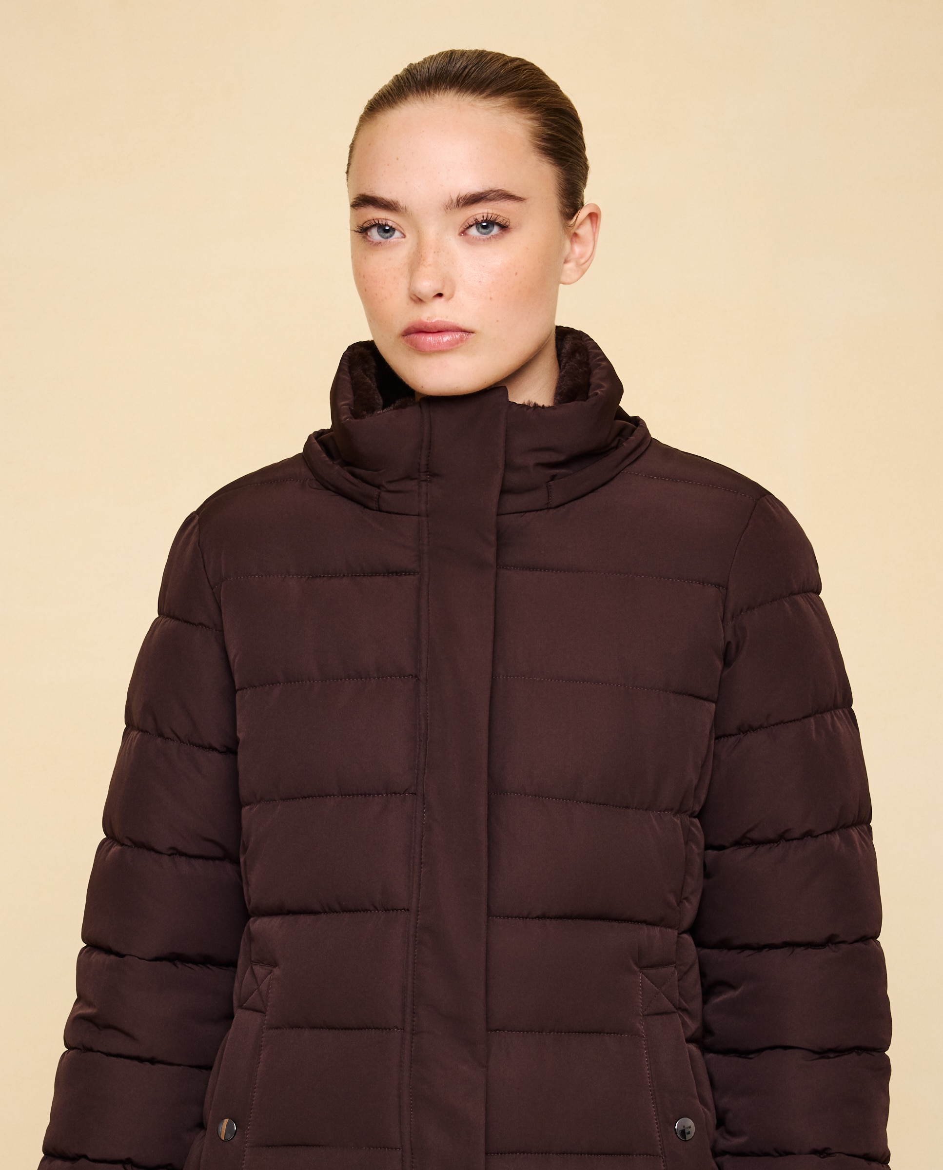 Imagen 4 de Abrigo acolchado midi capucha pelo - Easy Wear - Chocolate Chocolate