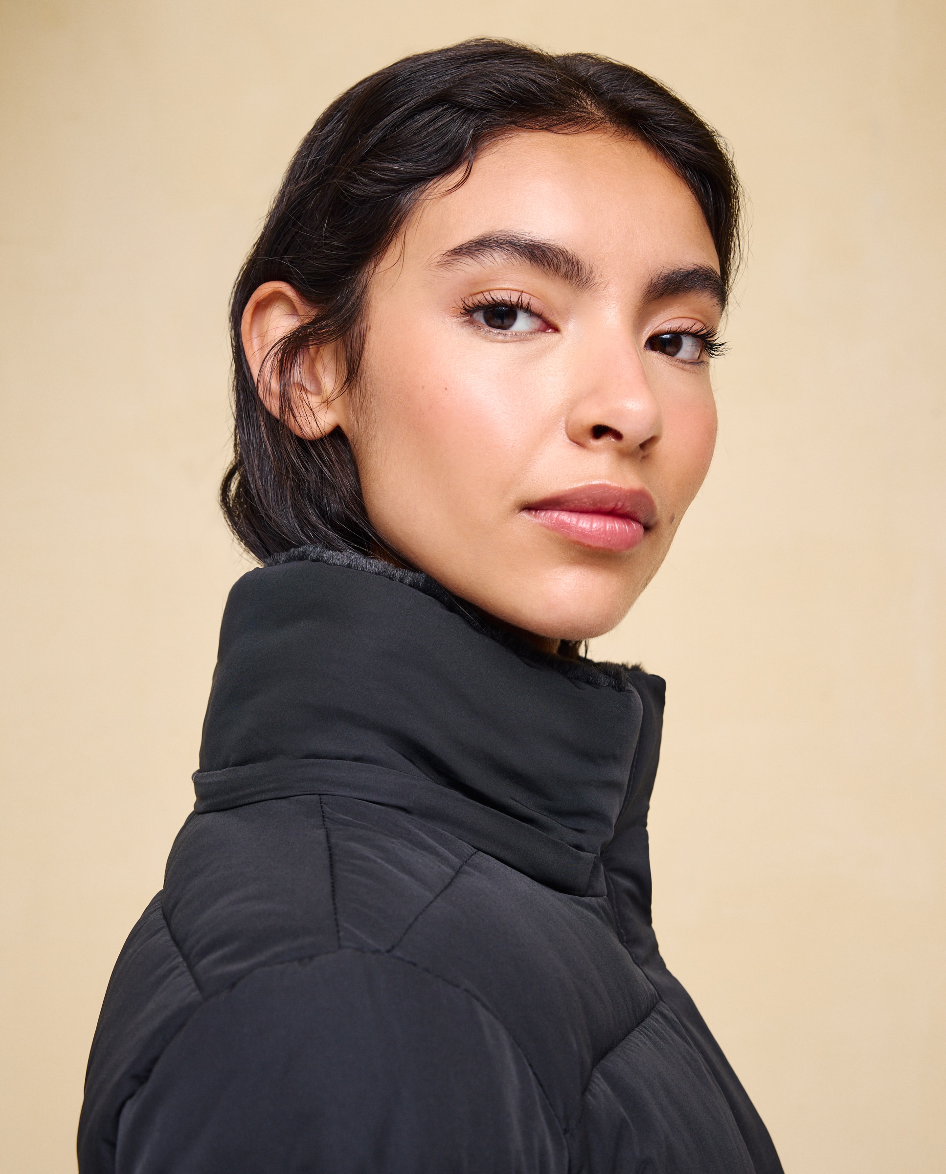 Imagen 3 de Abrigo acolchado midi capucha pelo - Easy Wear - Negro Negro