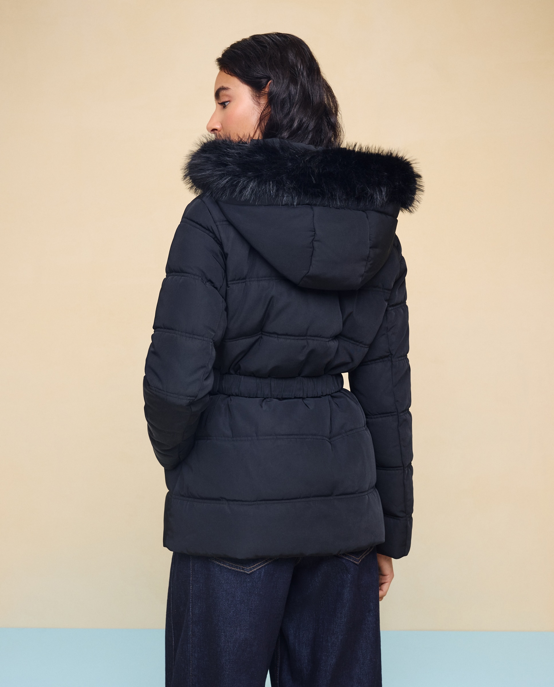 Imagen 4 de Acolchado de mujer corto con cinturon - Easy Wear - Negro Negro
