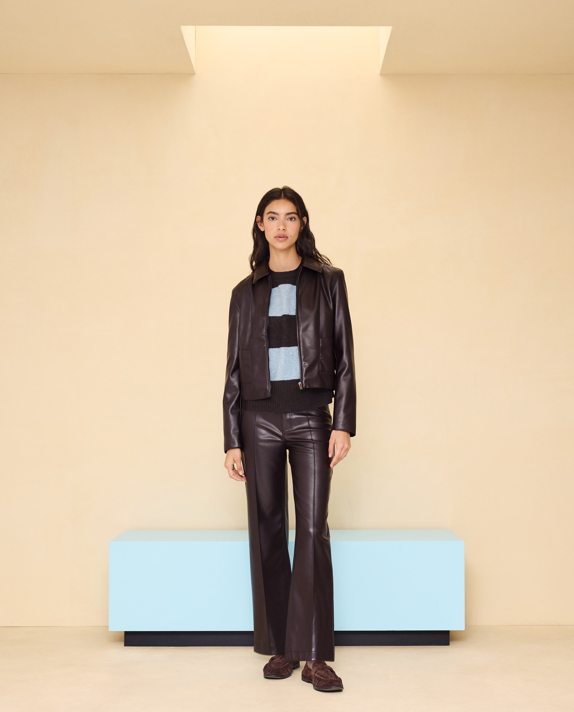 Imagen 0 de Pantalón efecto piel de mujer Marrón