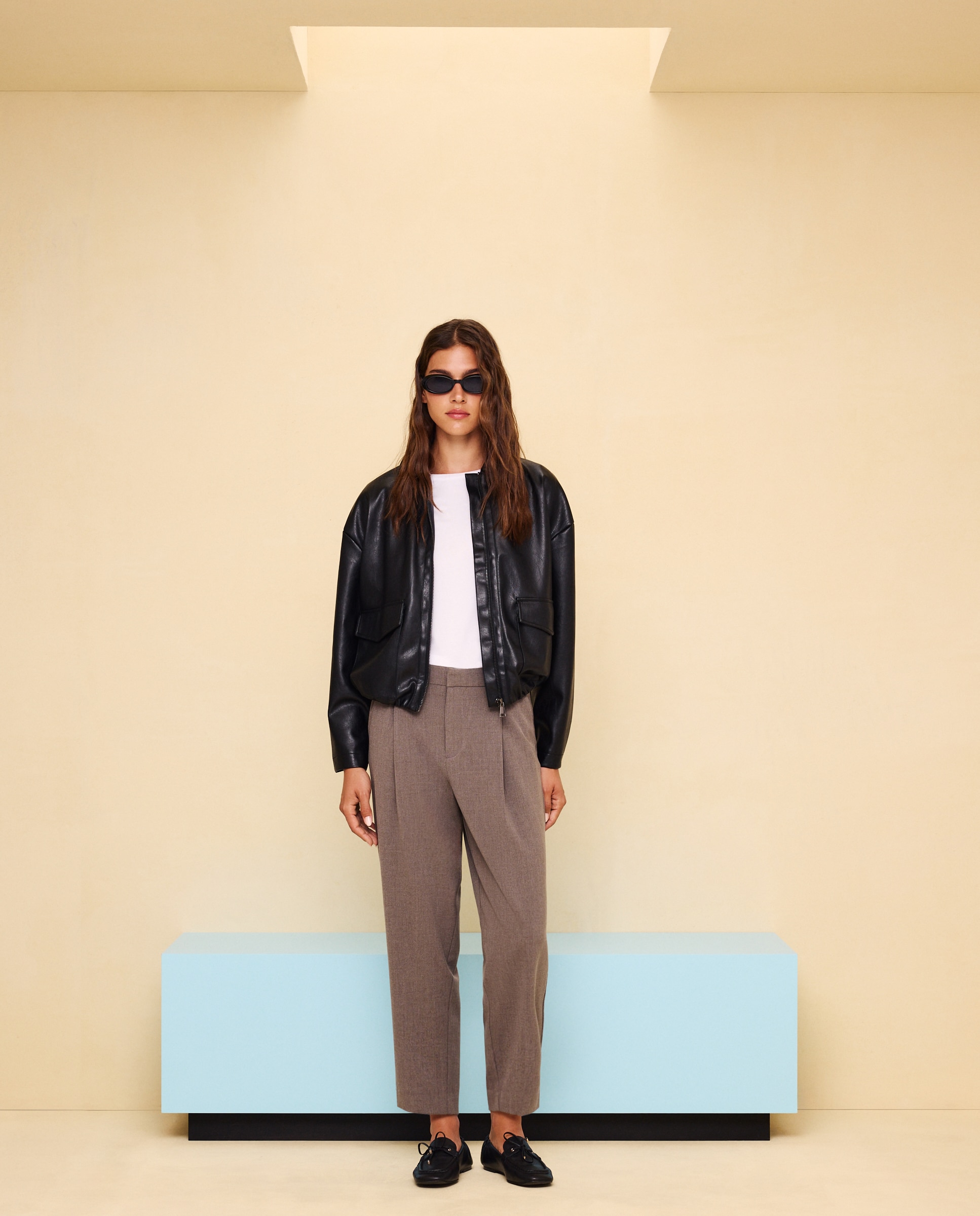 Pantalón de mujer pinzas cinturón - Easy Wear - Visón oscuro Visón oscuro-1