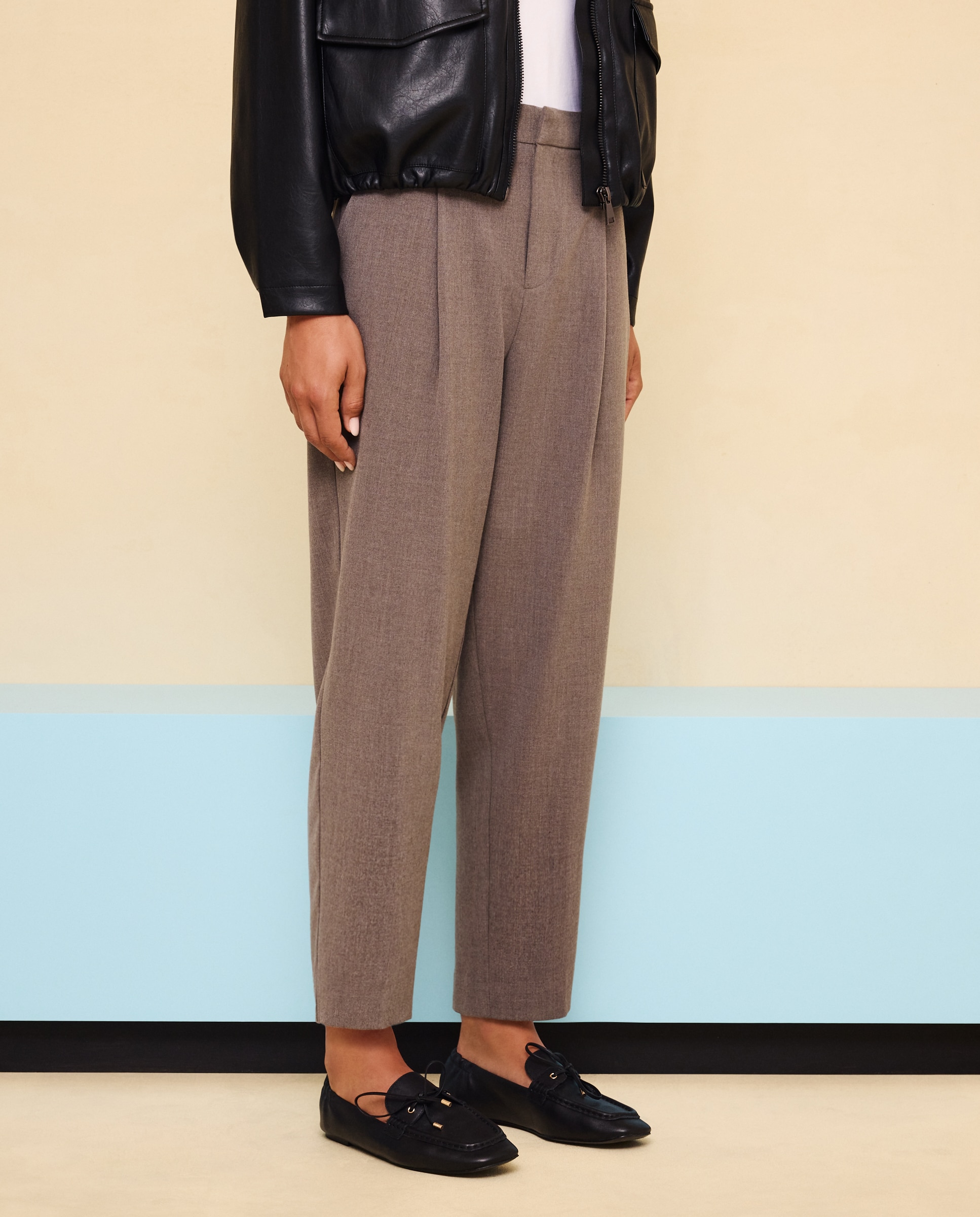 Pantalón de mujer pinzas cinturón - Easy Wear - Visón oscuro Visón oscuro-2