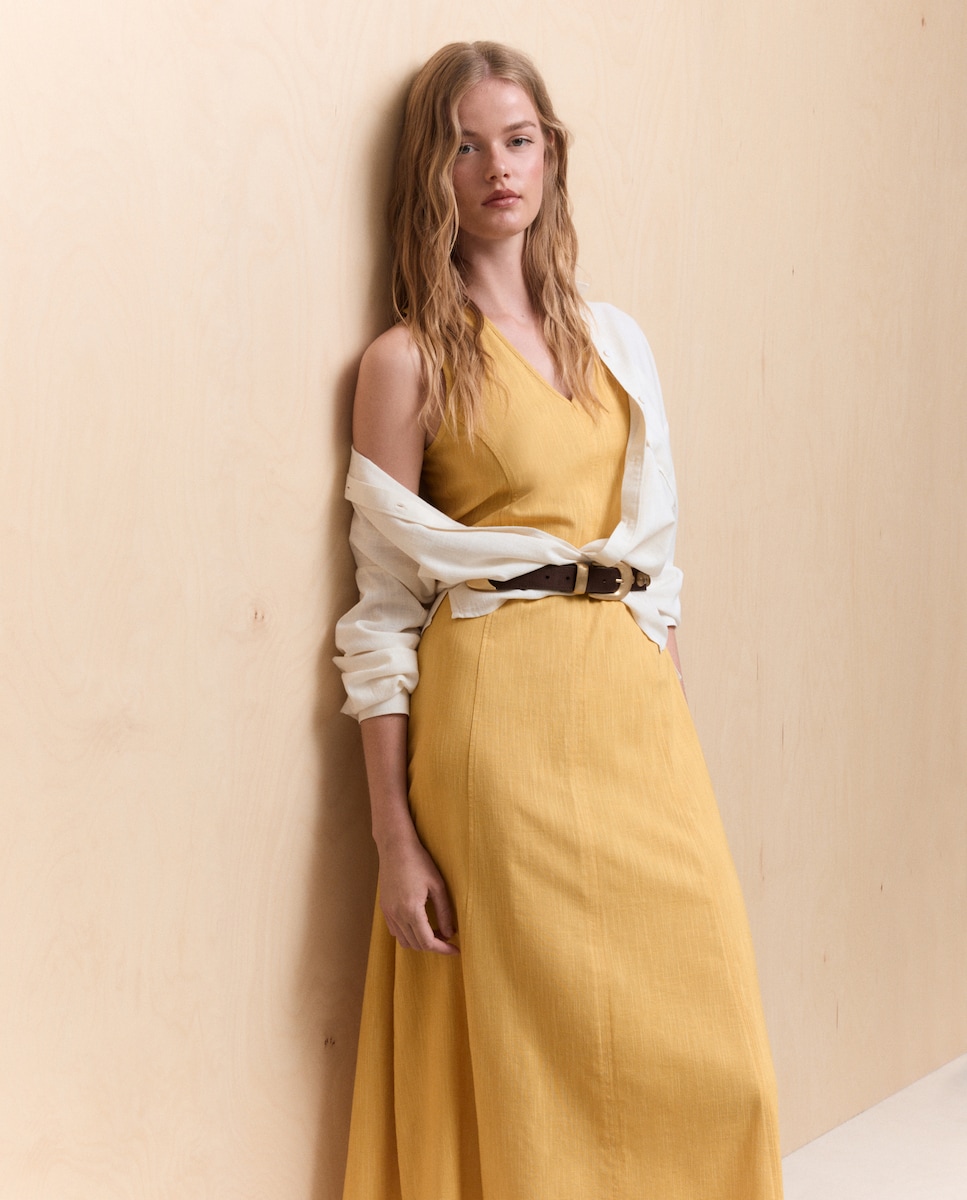 Imagen 0 de Vestido largo con escote de pico Amarillo paja