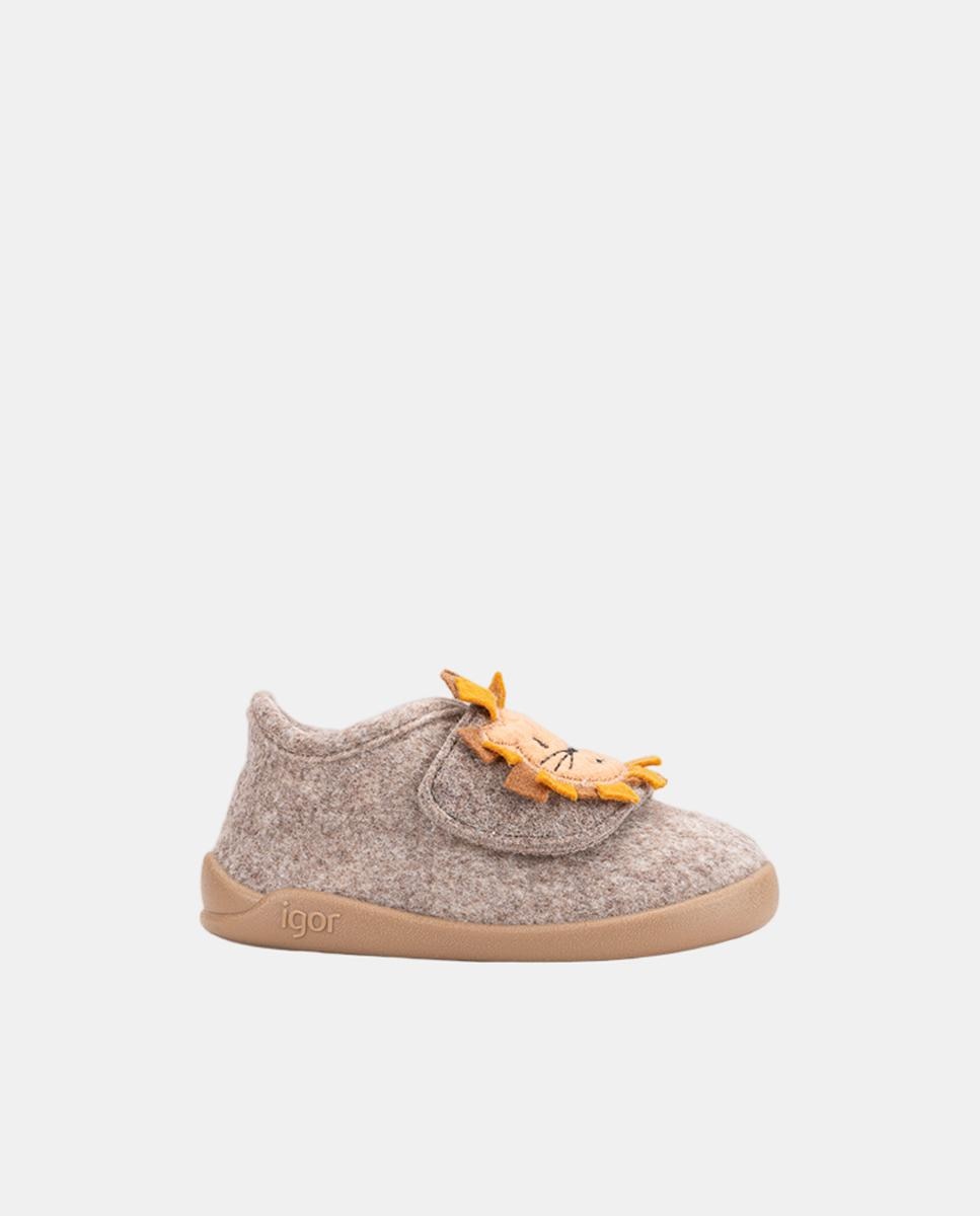 Imagen 0 de Zapatilla de estar por casa para niños y niñas con detalle de león, de concepto barefoot. Marrón Suave