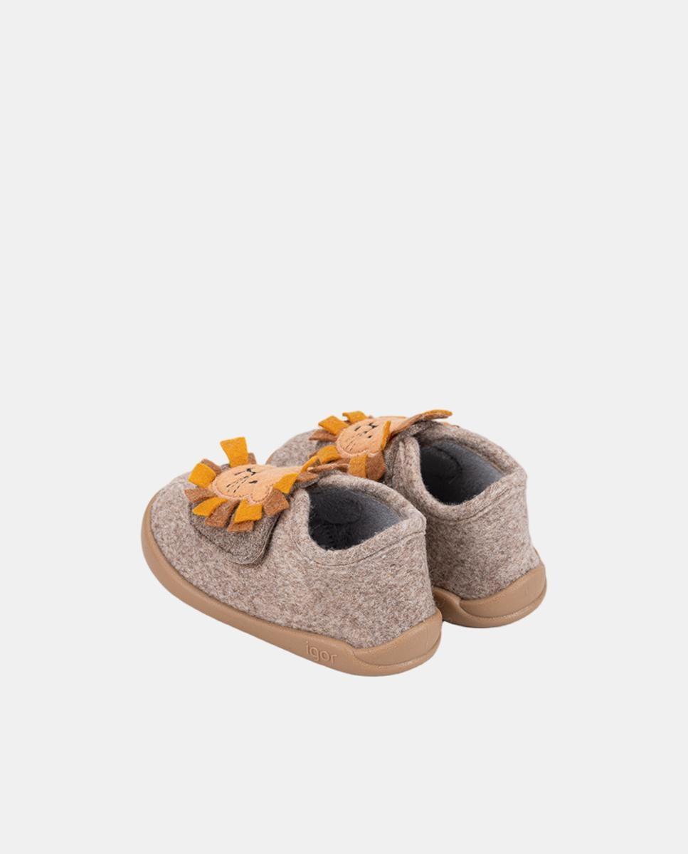 Zapatilla de estar por casa para niños y niñas con detalle de león, de concepto barefoot. - Igor - Marrón Suave Marrón Suave-4