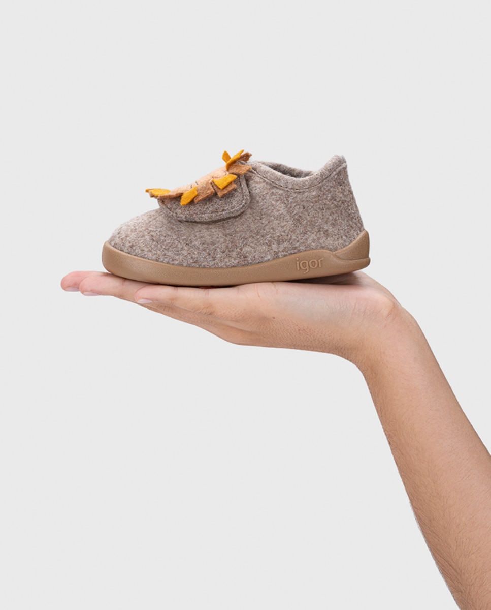 Zapatilla de estar por casa para niños y niñas con detalle de león, de concepto barefoot. - Igor - Marrón Suave Marrón Suave-6
