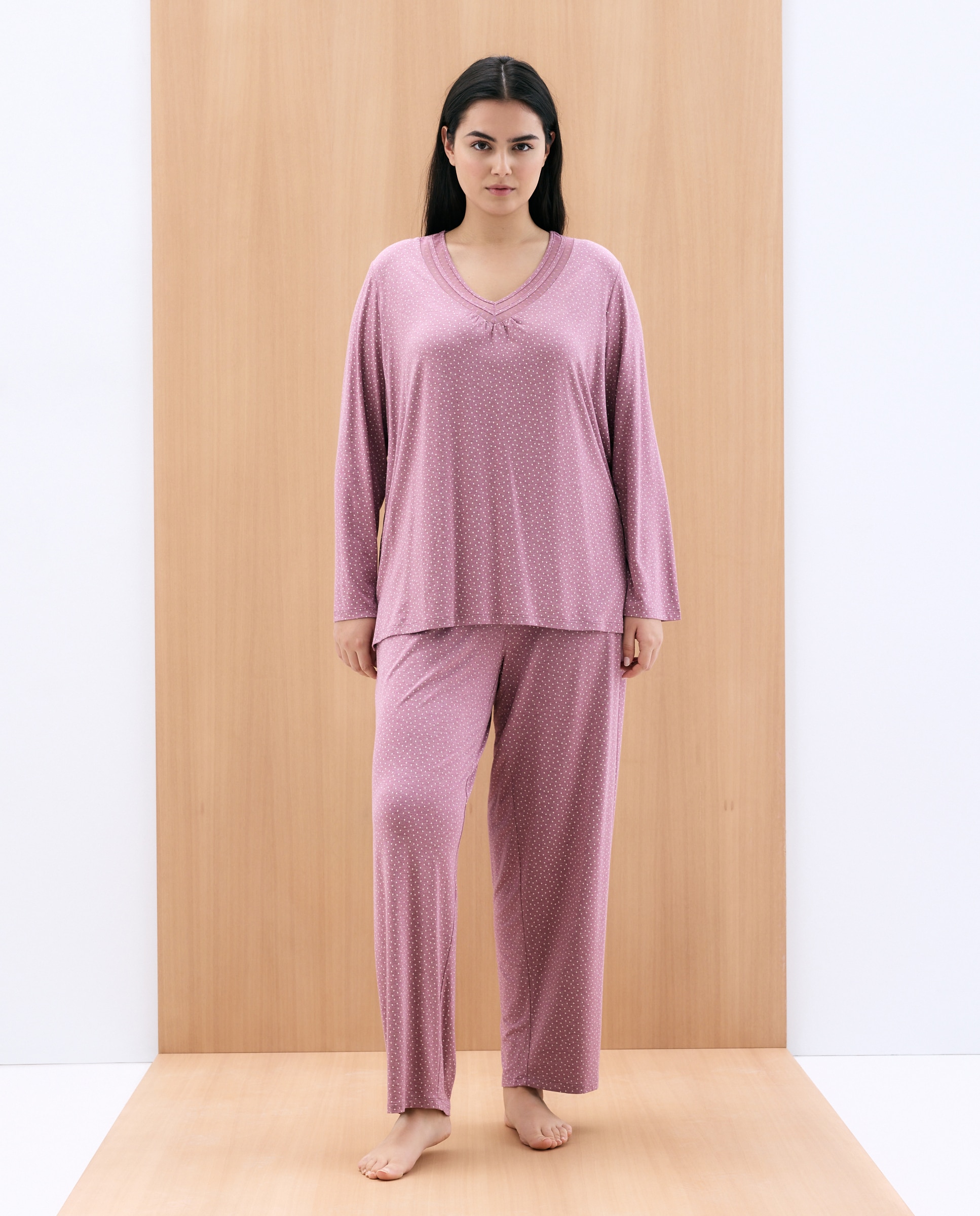 Imagem 0 de Pijama às Bolinhas com Decote em Bico