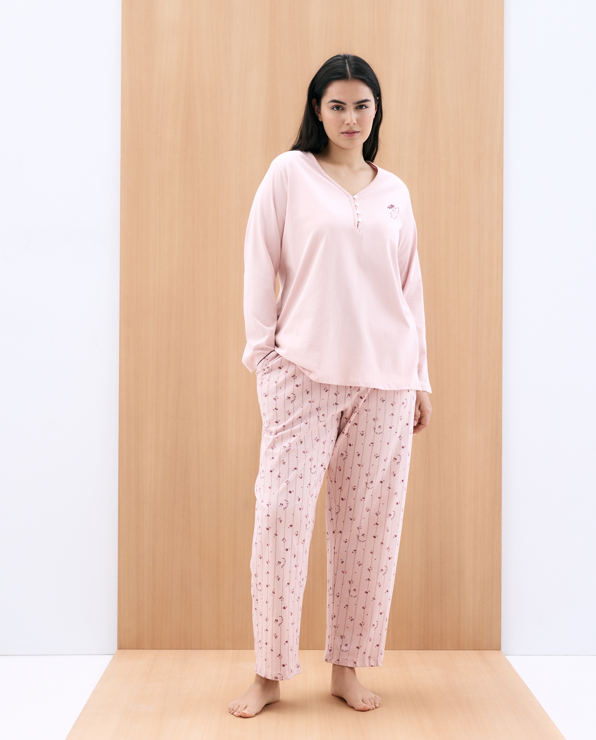 Imagem 0 de Pijama com T-shirt Estampada e Calças com Estampado Floral