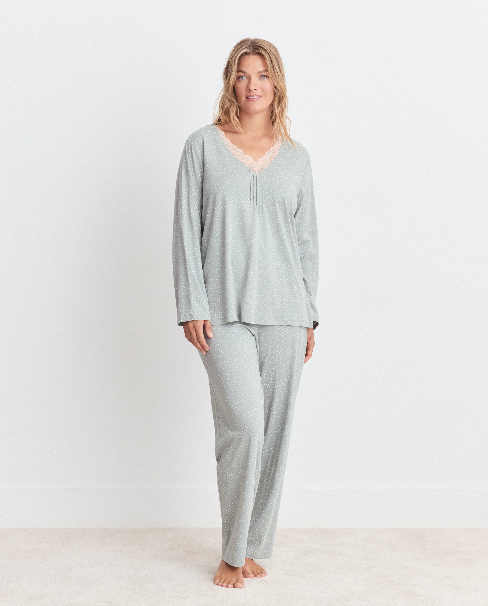 Imagem 0 de Pijama de Decote em Bico com Detalhes de Renda