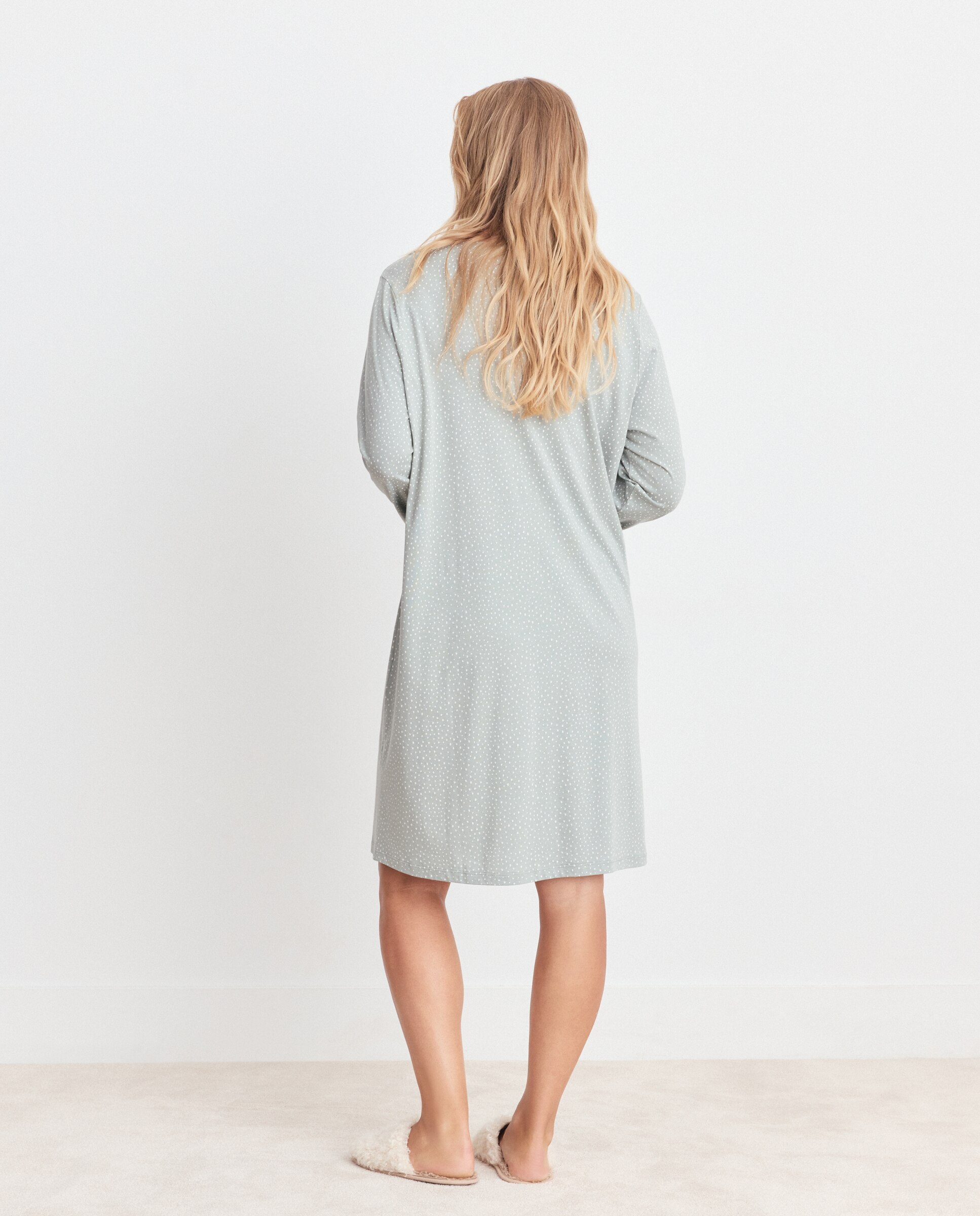 Camisa de Dormir com Decote em Bico e Detalhes de Renda Verde-3