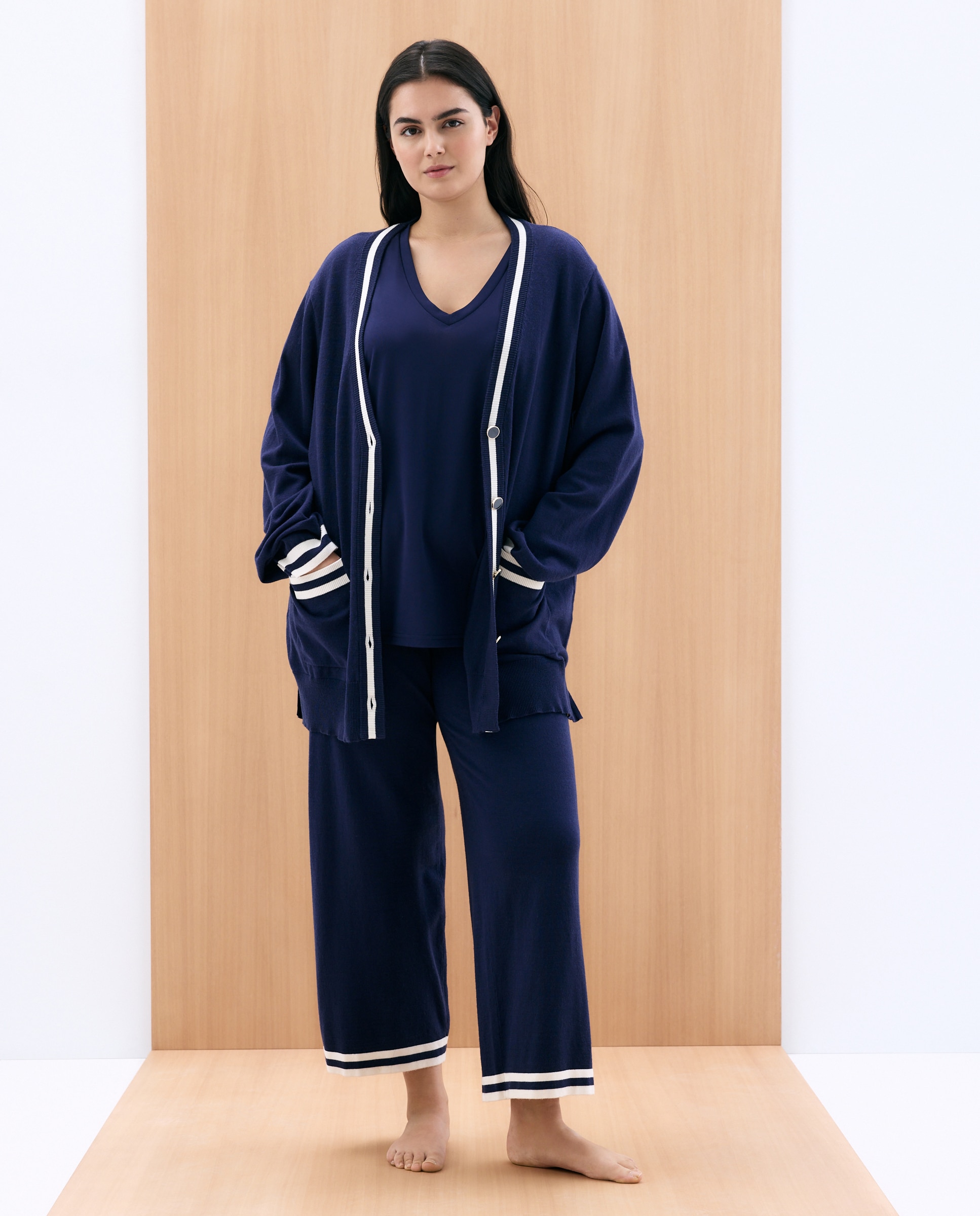 Imagem 0 de Cardigan com Gola e Bolsos em Contraste