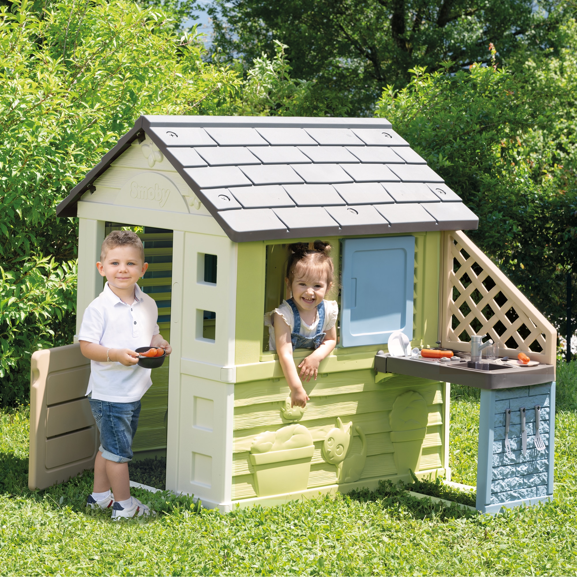Casa Pretty con cocina. Casa Pretty: 1 puerta baja y 2 ventanas con contraventas correderas,una cocina con fregadero, grill y 17 ac. Smoby Life 3