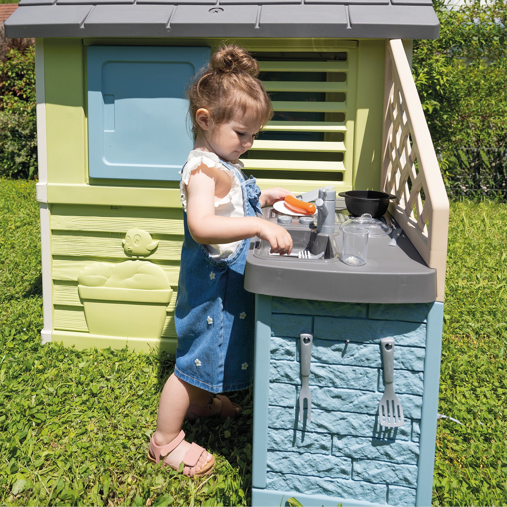 Casa Pretty con cocina. Casa Pretty: 1 puerta baja y 2 ventanas con contraventas correderas,una cocina con fregadero, grill y 17 ac. Smoby Life 4