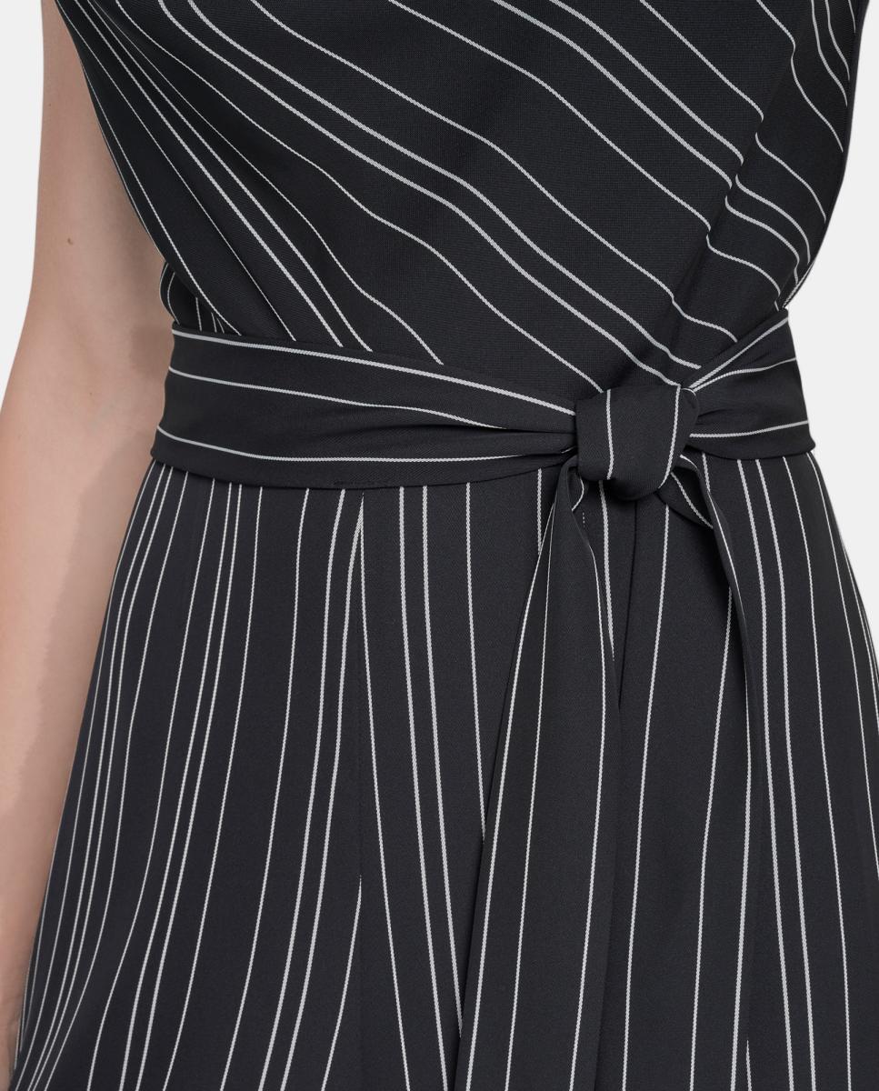 Macacão às Riscas com Gola Halter Preto-6