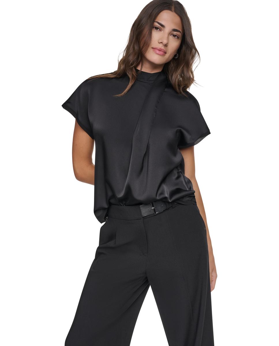 Imagem 0 de Blusa de Manga Curta com Gola Plissada