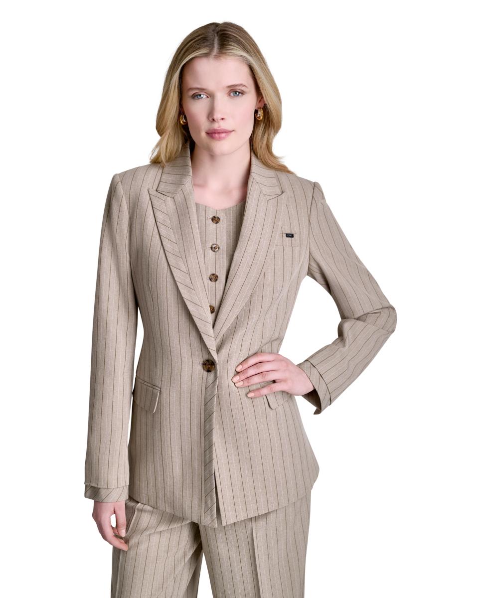 DKNY - Americana de mujer de corte recto.
