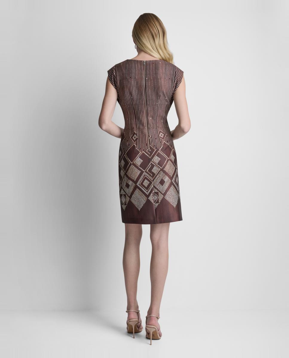 Vestido Curto sem Mangas e com Decote Redondo Castanho-3