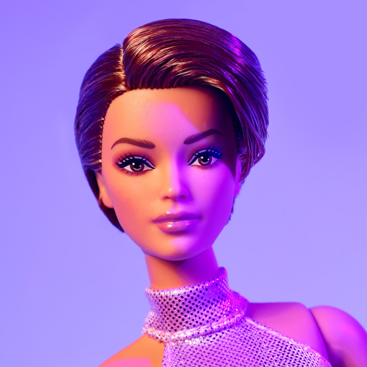 A assinatura da Barbie cabelo curto com macacão rosa 5