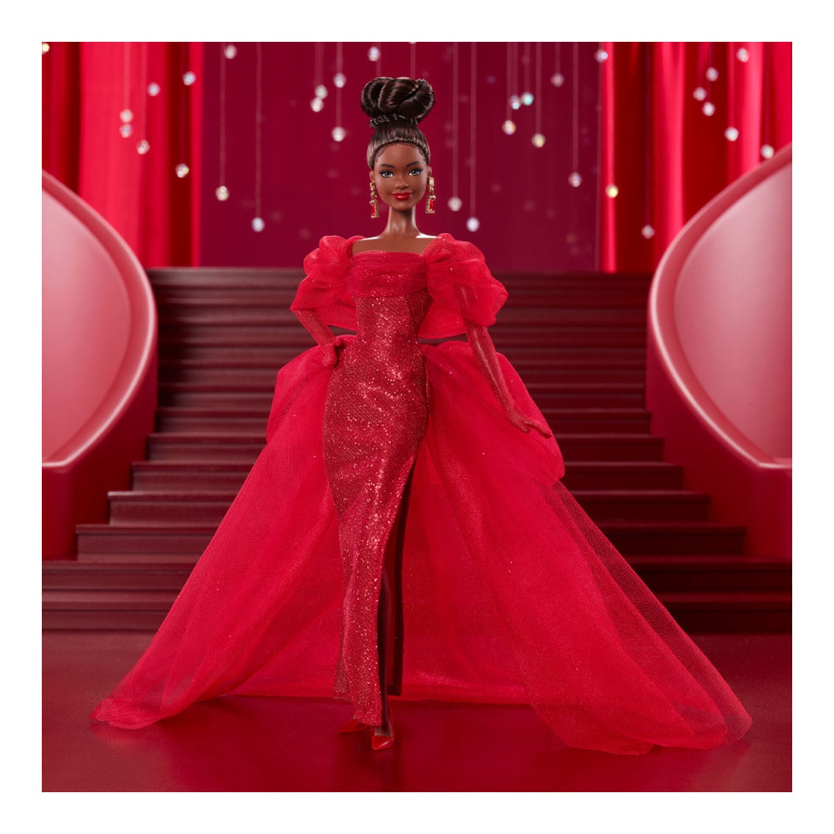 Imagen 3 de Barbie Signature 80 aniversario con vestido largo de tul rojo brillante pelo moreno Mattel