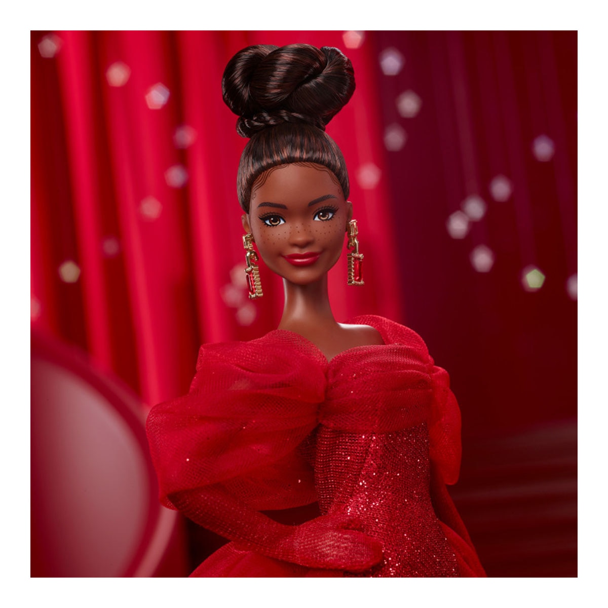 Imagen 4 de Barbie Signature 80 aniversario con vestido largo de tul rojo brillante pelo moreno Mattel